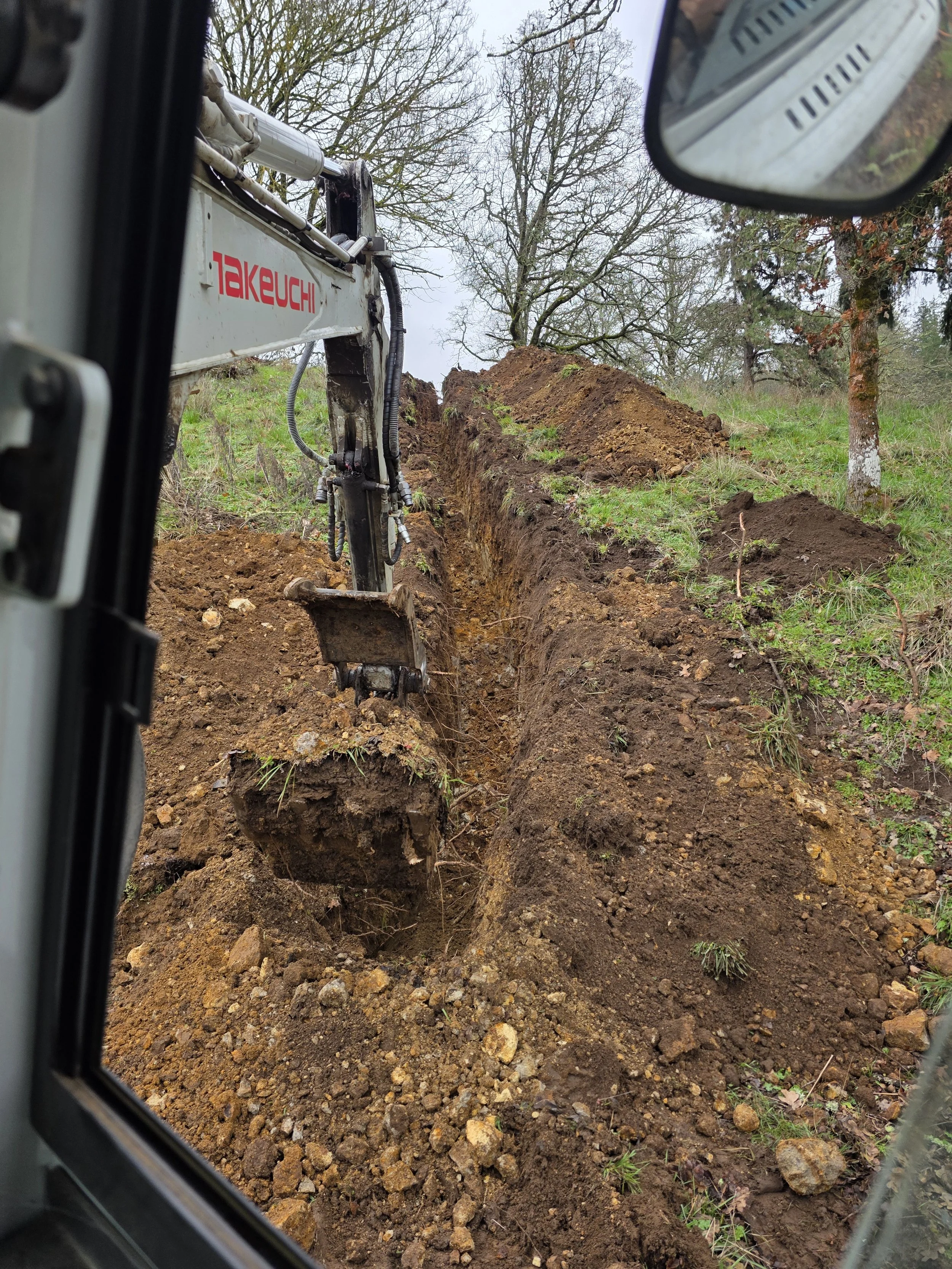 digging utilities in excavator Salem Oregon.
