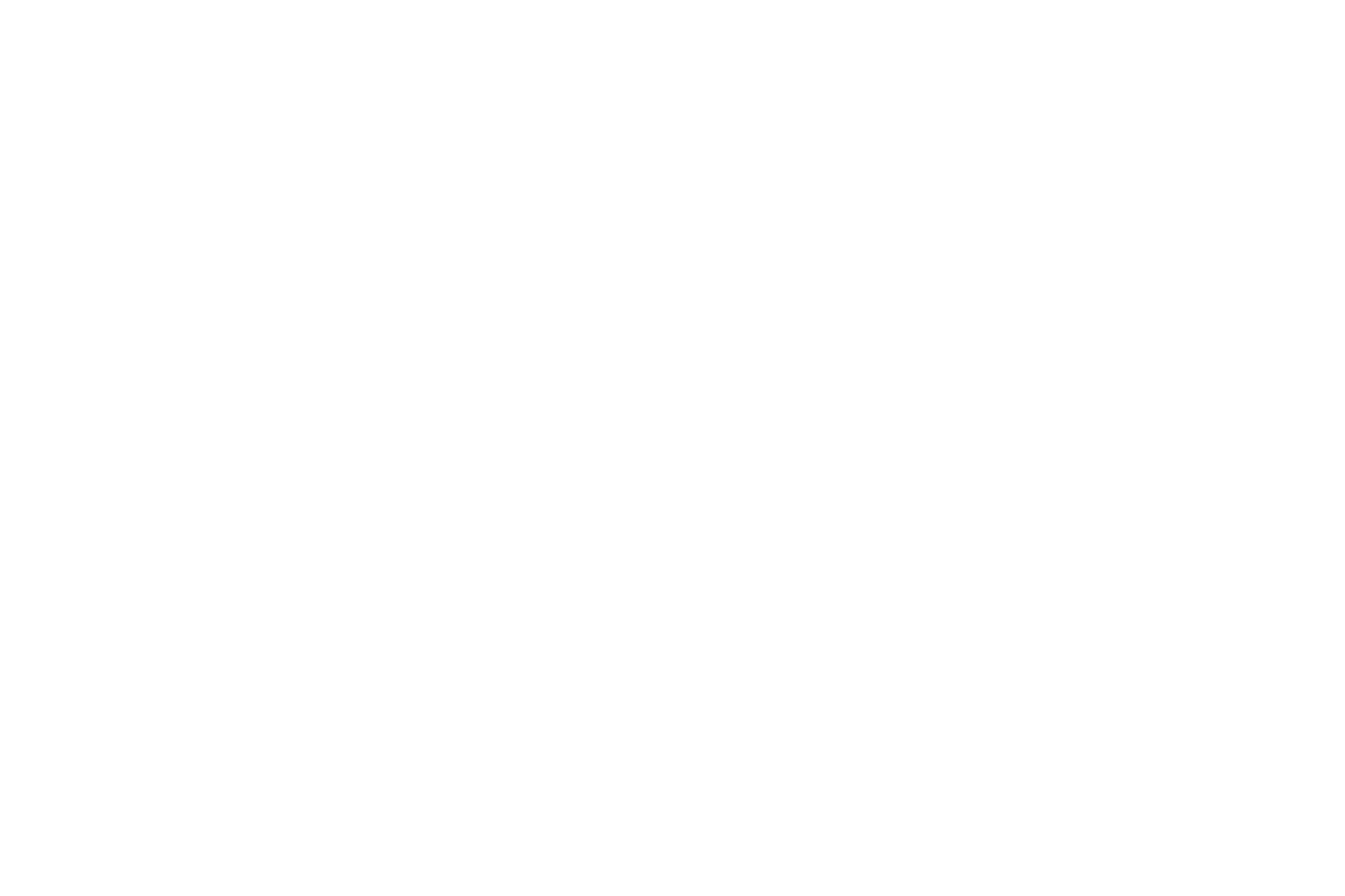 Schwarzes Bild mit weißen, alten Textzeilen. Es enthält Informationen zu einem Projekt: Kunde: Rad Race, Regisseur: Moritz Hermann, Standort: Medellín, Kolumbien, Datum: 12/25.