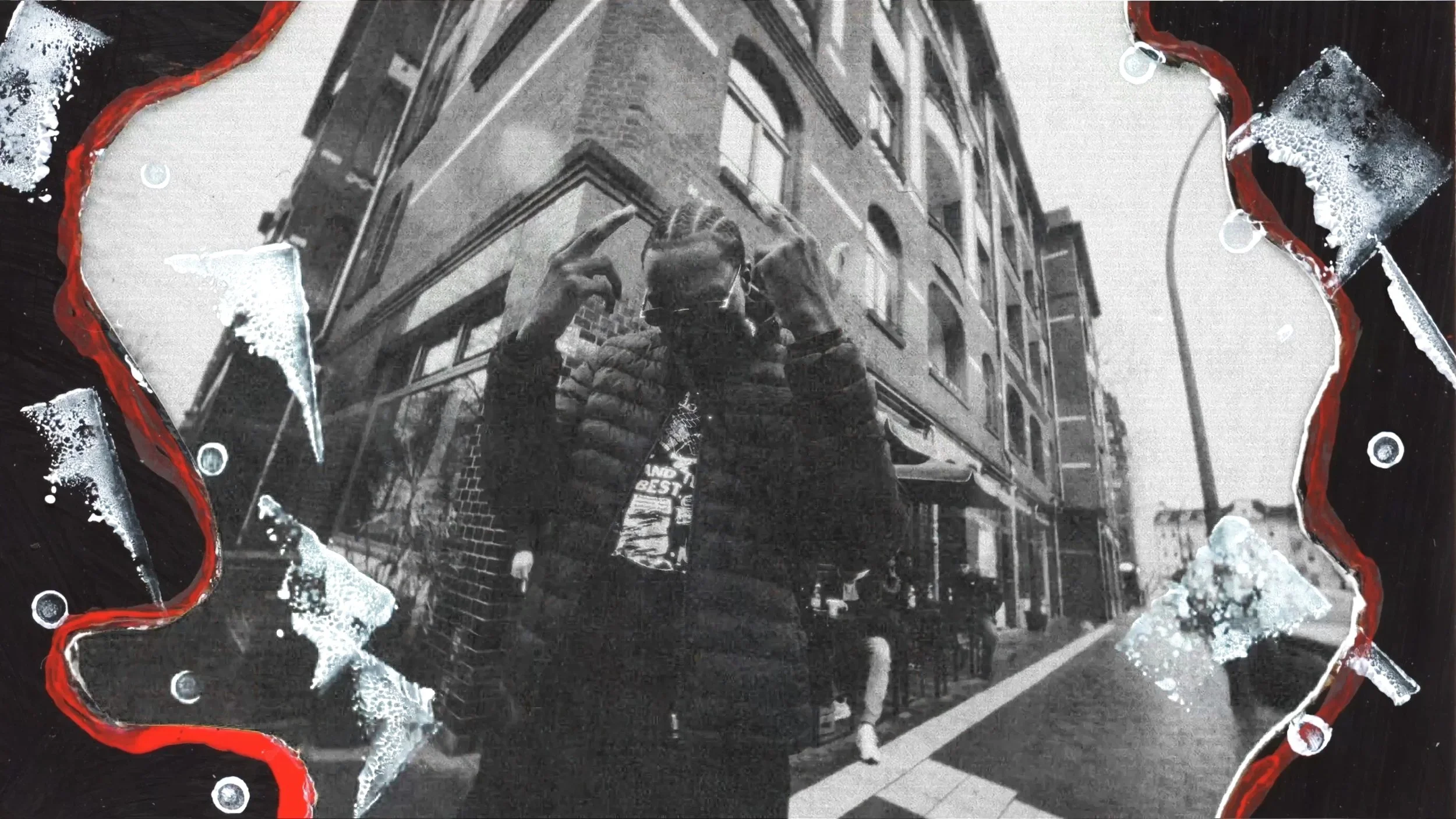 Ein Schwarz-Weiß-Foto eines Mannes, der einen Blick in den Spiegel wirft, während er eine schwarze Jacke trägt und eine Maske trägt, vor einem Gebäude in einer Stadt.