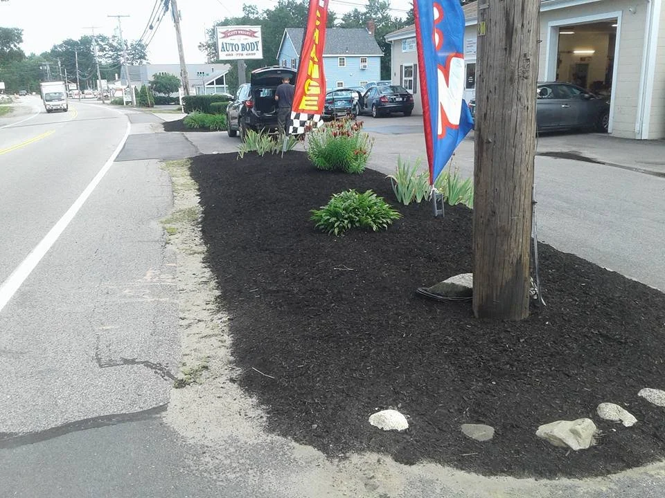 Bed Cleanup and Mulch After 4.jpg