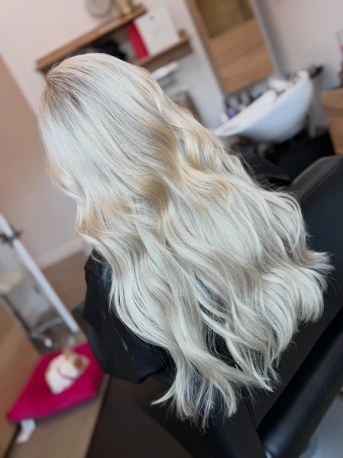 Friends don&rsquo;t let friends have thin hair 👯&zwj;♀️

Full head highlight + wet balayage + two rows of @invisiblebeadextensions 
&bull;
&bull;
&bull;
#beforeandafter #hairextensionspecialist #blondespecialist #dallashairstylist #salonowner @solas