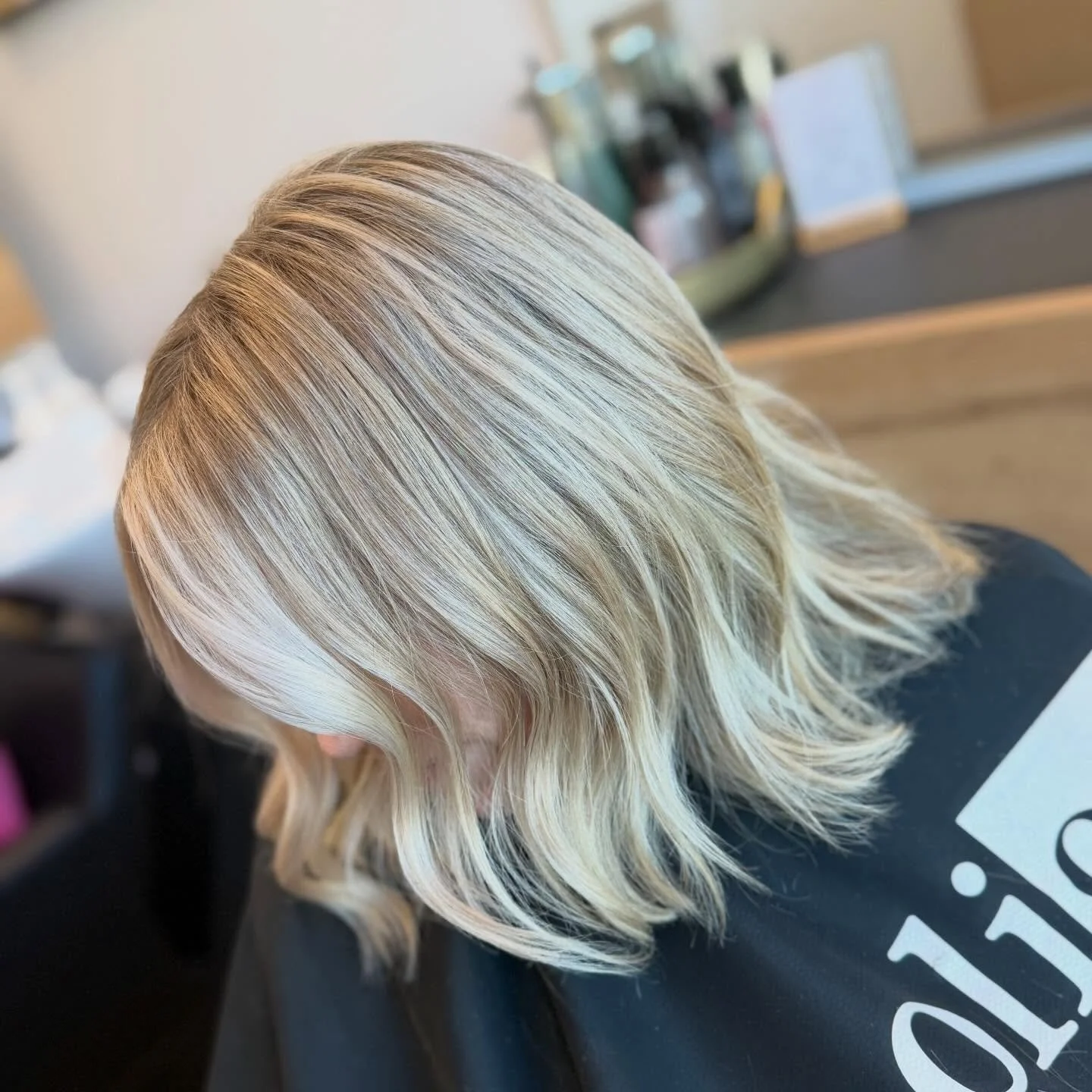 Cashmere blonde! Perfectly in between warm &amp; cool tones! ☀️❄️
&bull;
&bull;
&bull;
@the_salon_victoria @oligopro @frommpro @southlakeluxurysuites @oneshothairawardse #dfwhairscene #dfwhairstylist #salonowner #blonde #highlights blondespecialist e