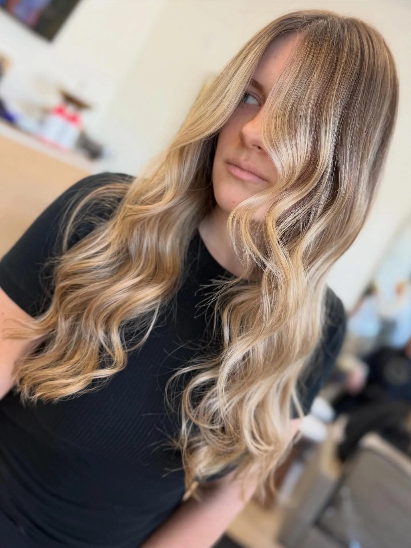 Kissed by the sun ☀️
&bull;
&bull;
&bull;
#dfwhairsalon #blondespecialist #dallashairstylist #balayage #highlights @the_salon_victoria @strandsofhumanity @oligopro @solasalonsdfw