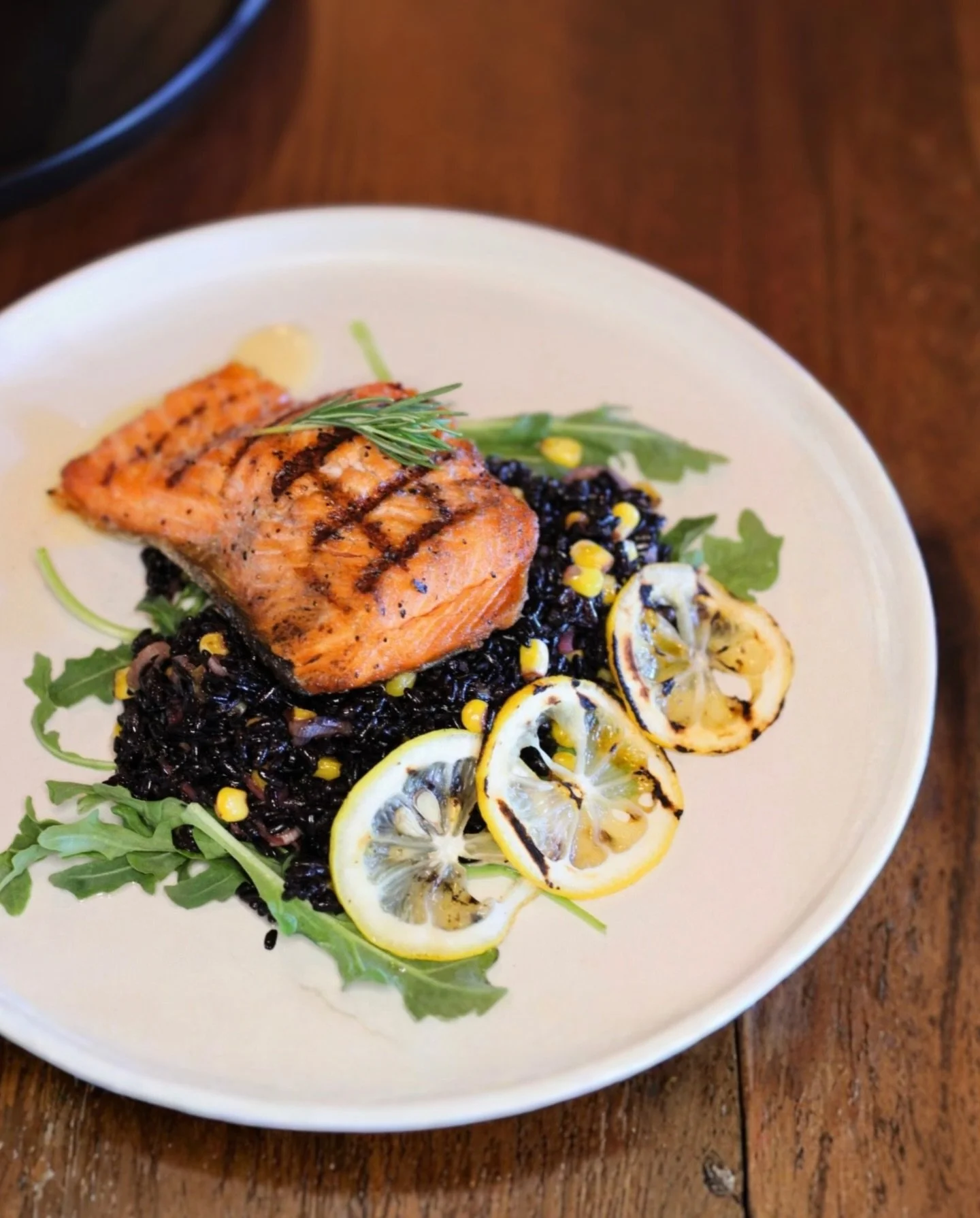 Warm evenings like this call for something special ✨ Grilled salmon over forbidden rice, finished with bright citrus and simple touches that make all the difference. 

Join us and take your time.. you&rsquo;re exactly where you should be 🐝 

#thebee