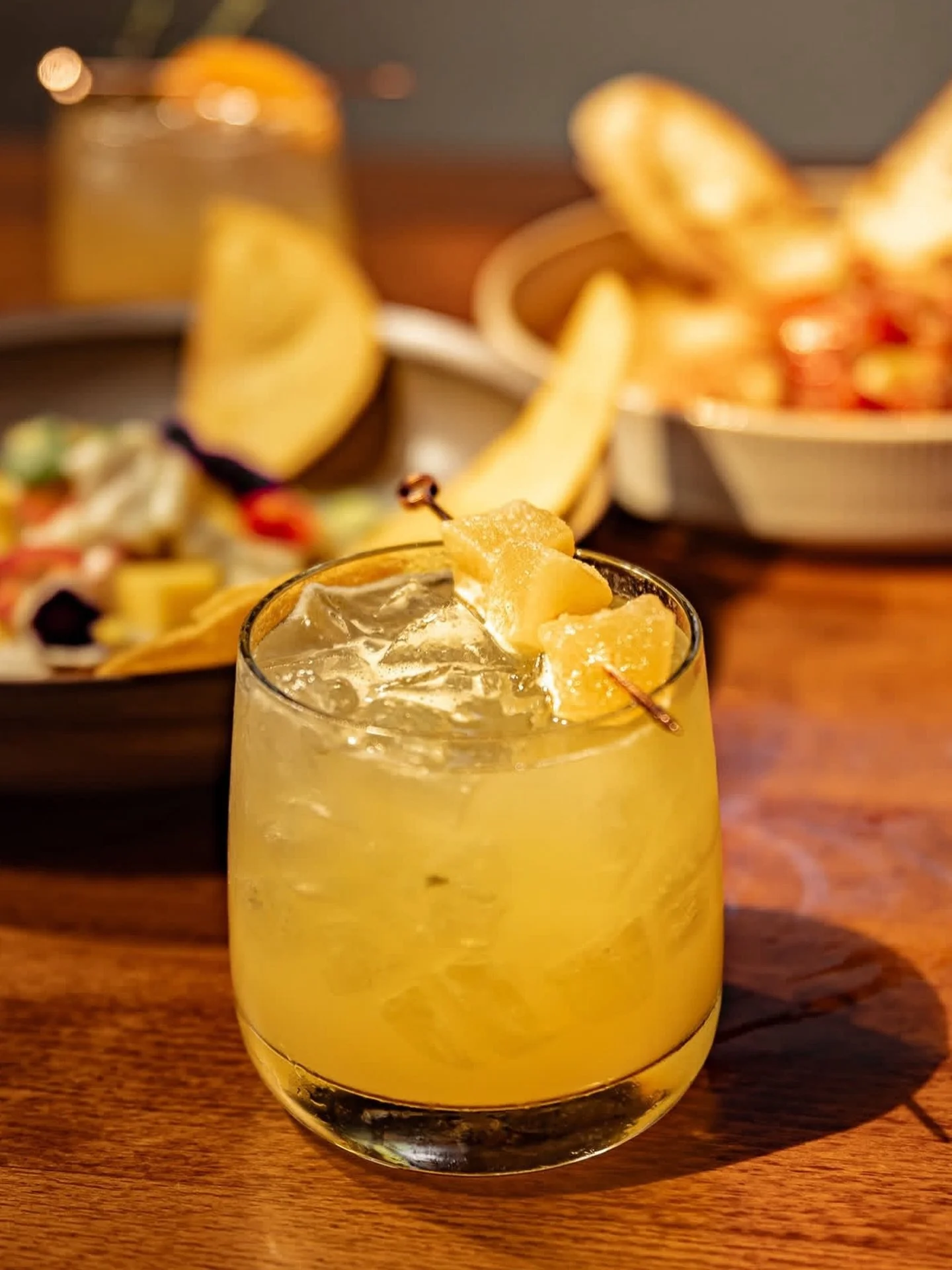 The kind of drink that fixes your mood real quick 🥃 

Honey, ginger, fresh lemon, and a soft smoky finish that lingers. It really is Golden Hour in a glass 🌅 One sip in and you get it&hellip;

 
#thebeehiveukiah #penicillin #mixology #cocktail #men