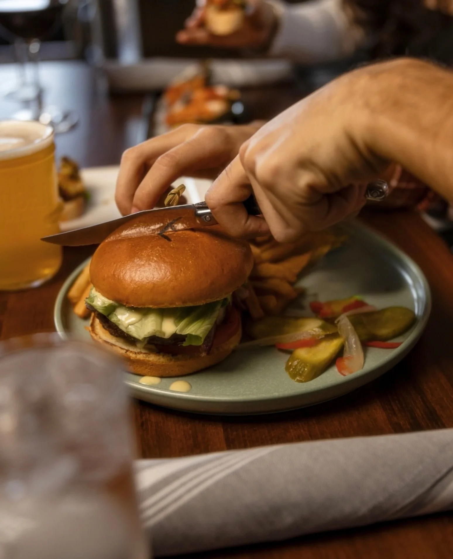 Evening mood 🍔 Come grab a bite and enjoy the beautiful day on our patio ☀️ 

Our 7 oz House Burger is perfectly seared patty topped with caramelized onions, tomato, melted pepper jack cheese, &amp; garlic aioli. Served with fresh cut fries and a si