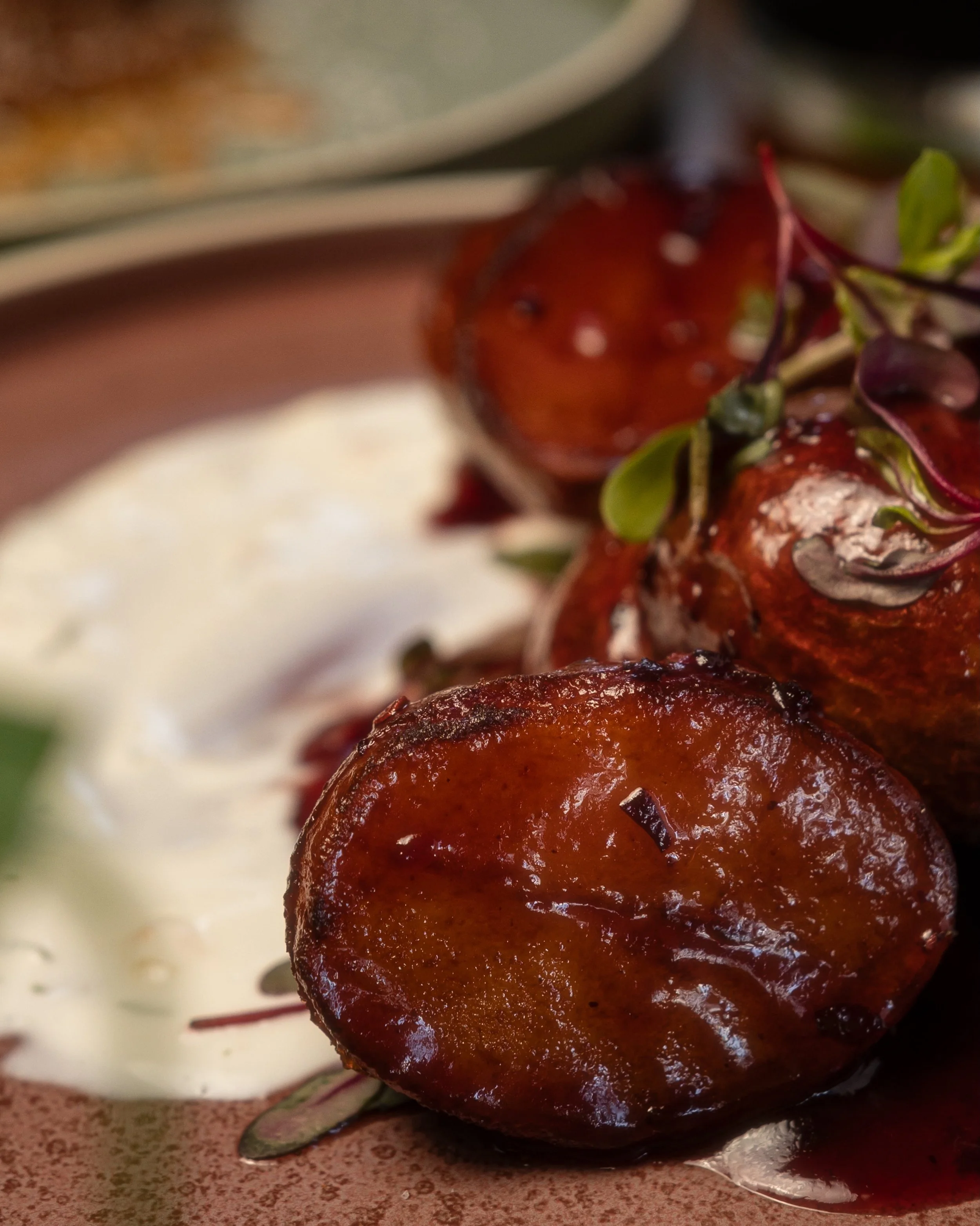 A table isn&rsquo;t complete without patatas bravas&hellip;🍷

#tapas #ukiah #tapasbar #thebeehiveukiah #patatasbravas