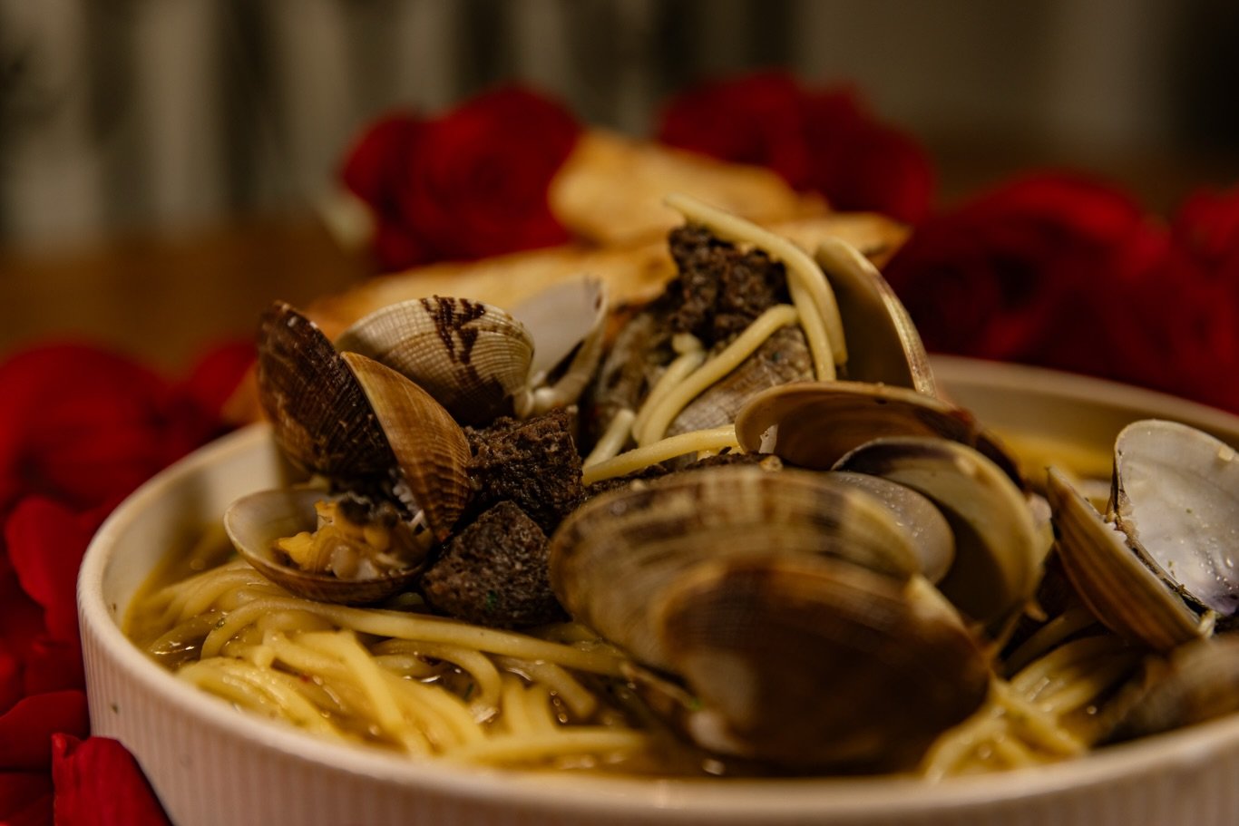Pasta has been calling our name extra loudly these days 🍝 

#thebeehiveukiah #pasta #morcilla #tapasbar #tapasespa&ntilde;olas
