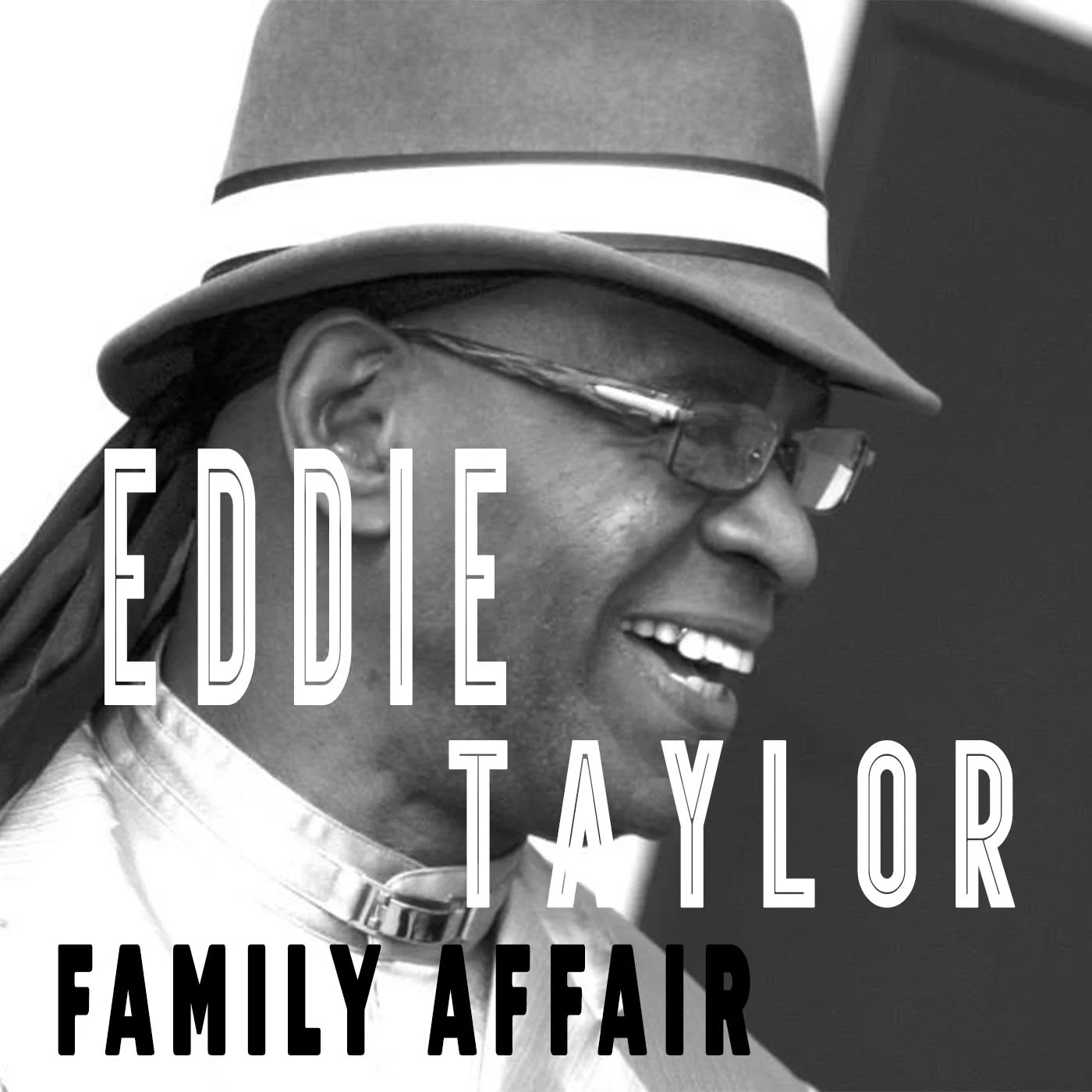 Zwart-wit foto van Eddie Taylor, lachend, met een hoed, bril en een choker, met tekst 'Family Affair'.