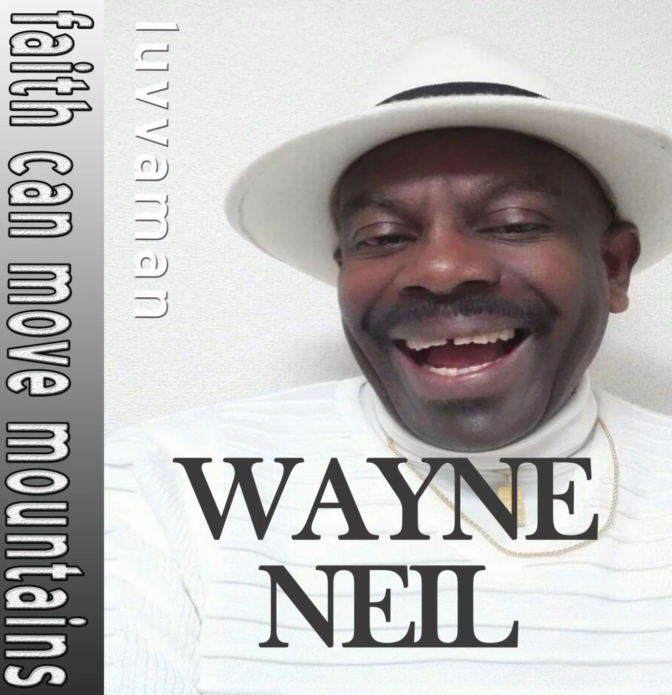 Close-up van een man lachend, draagt een witte hoed en een witte trui.