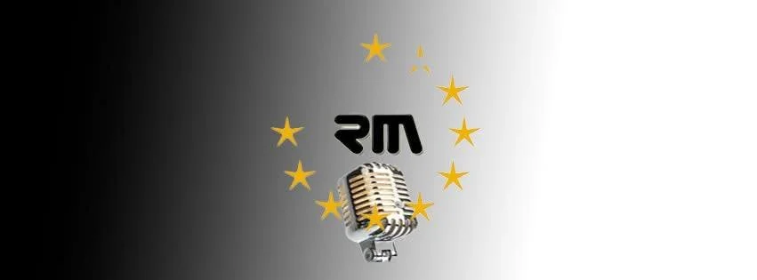 Retro microphone surrounded by yellow stars and the letters RM in black, on a gradient background.