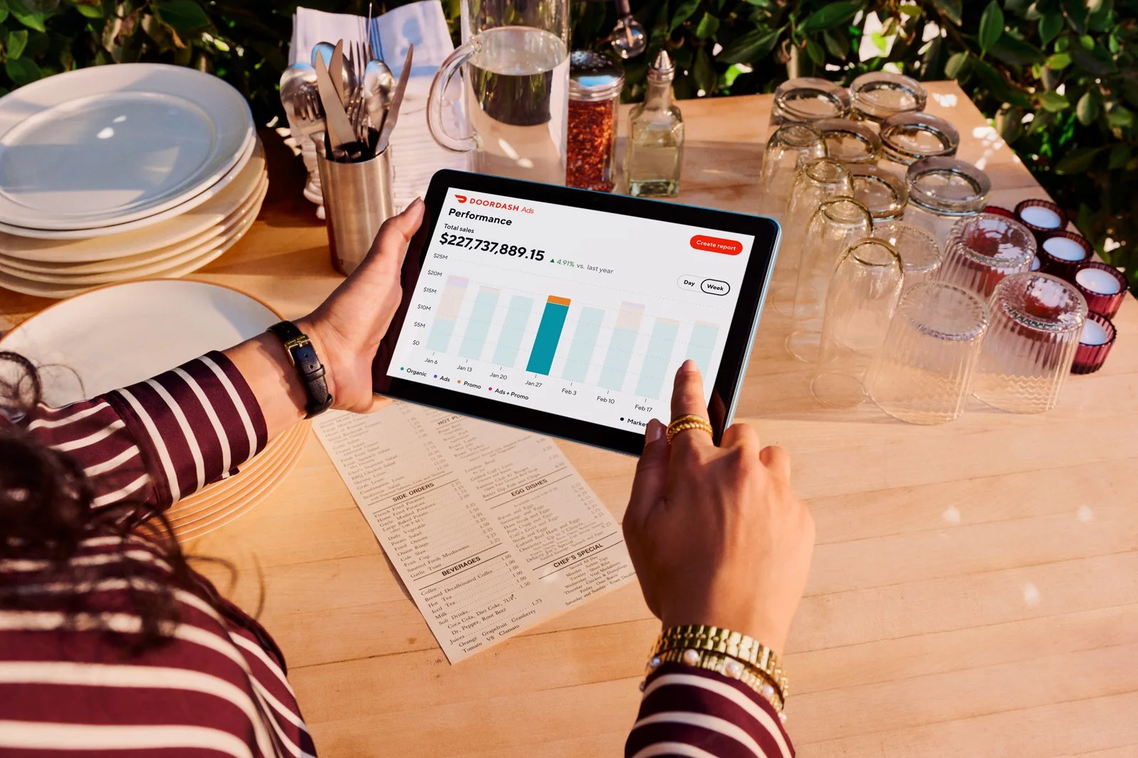 Rx_Owner_Tablet_Ads_Manager_SHOT_02_IMAGINE_CO_DOOR_251009_Restaurant_5232_F1_RGB_WEB.jpg