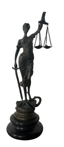 Statua Sprawiedliwości – przedmiot kolekcjonerski zdobiący biuro KNM.