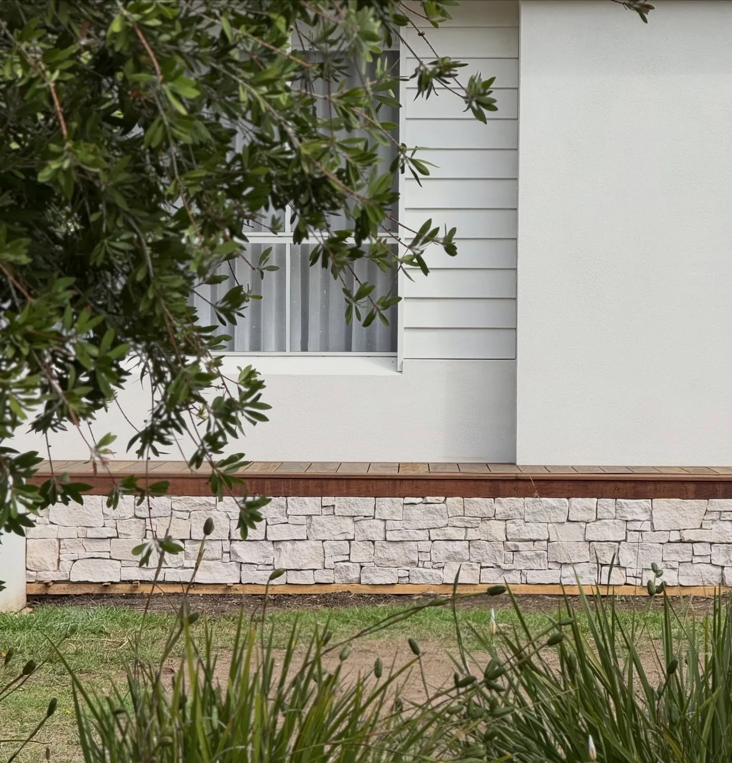 🏡🪏🔨Thredbo Z tiles (or Z-panels) are interlocking, natural Mica Schist stone cladding panels featuring white, cream, grey, and sandy brown tones.
Supplied by @betterbricksandpaving