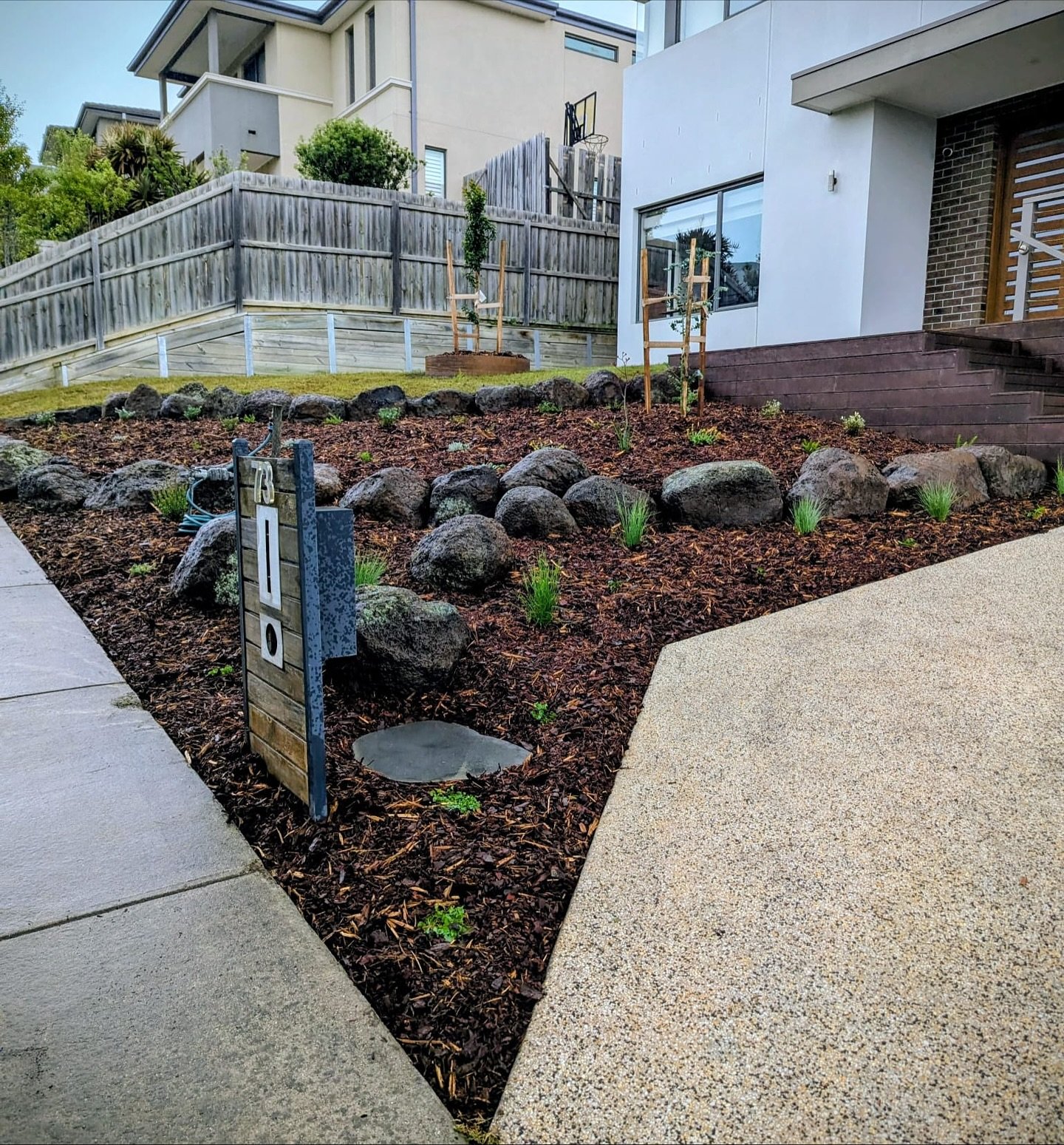 🌿✨ Before &amp; After ✨🌿

From a simple sloped lawn to a front yard with serious street appeal 😍💪

We added a Corten steel ring featuring a gorgeous 🌳Crepe Myrtle, plus a 🌳 Eucalyptus &lsquo;Baby Blue&rsquo; to bring colour and texture. 🪨 Natu
