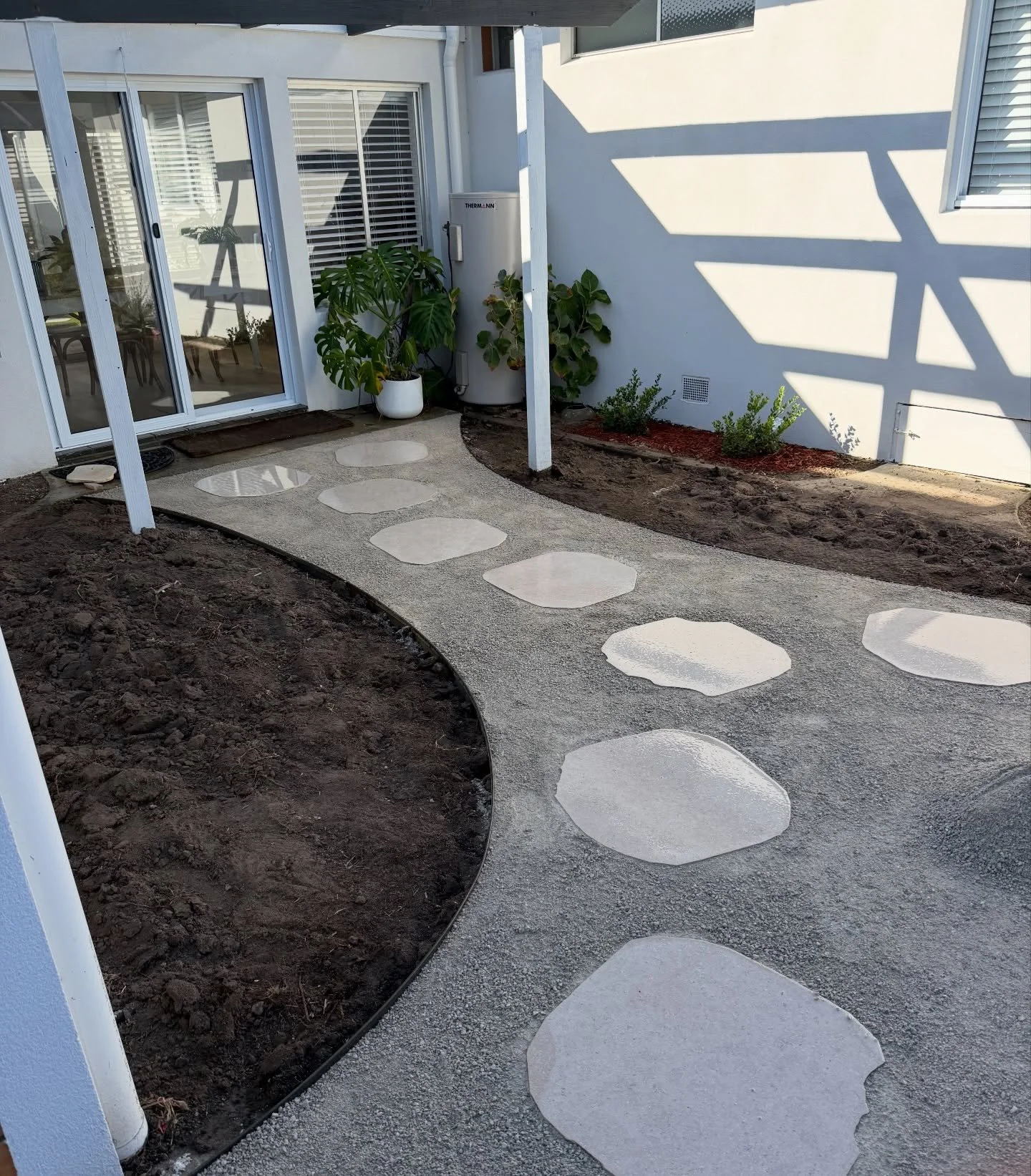 Limestone Steppers | batesford toppings | steel edging
#garden 🪴 #landscaping 🌳 #geelong 
@betterbricksandpaving 
@flintstones_supplies 
@breakwatermetaland