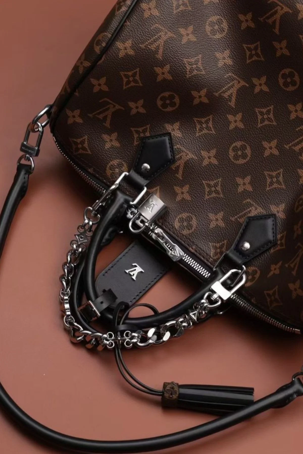 louis-vuitton-speedy-soft-30-dark-close-up.jpg