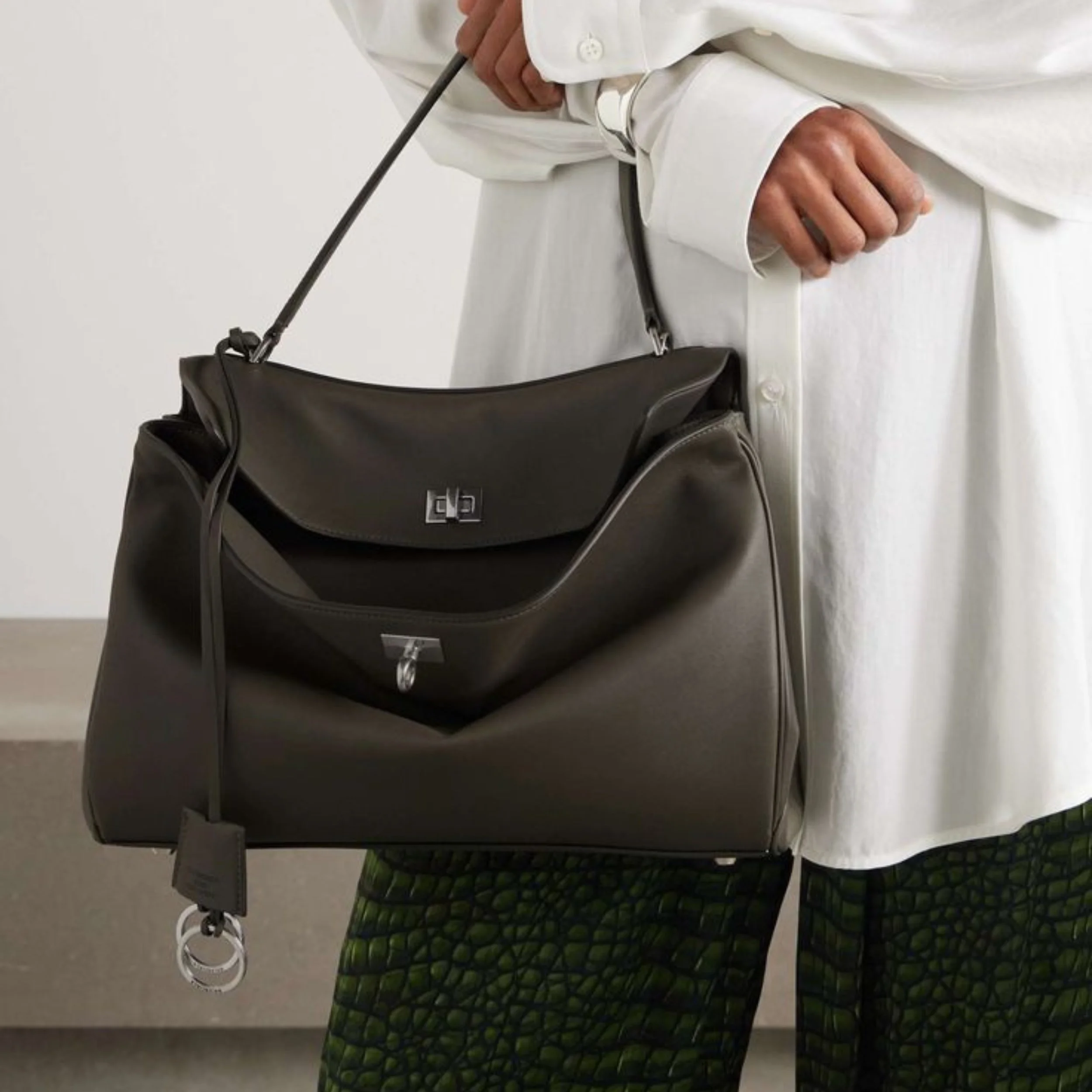 What Makes Certain Handbags Feel Luxurious Without Logos