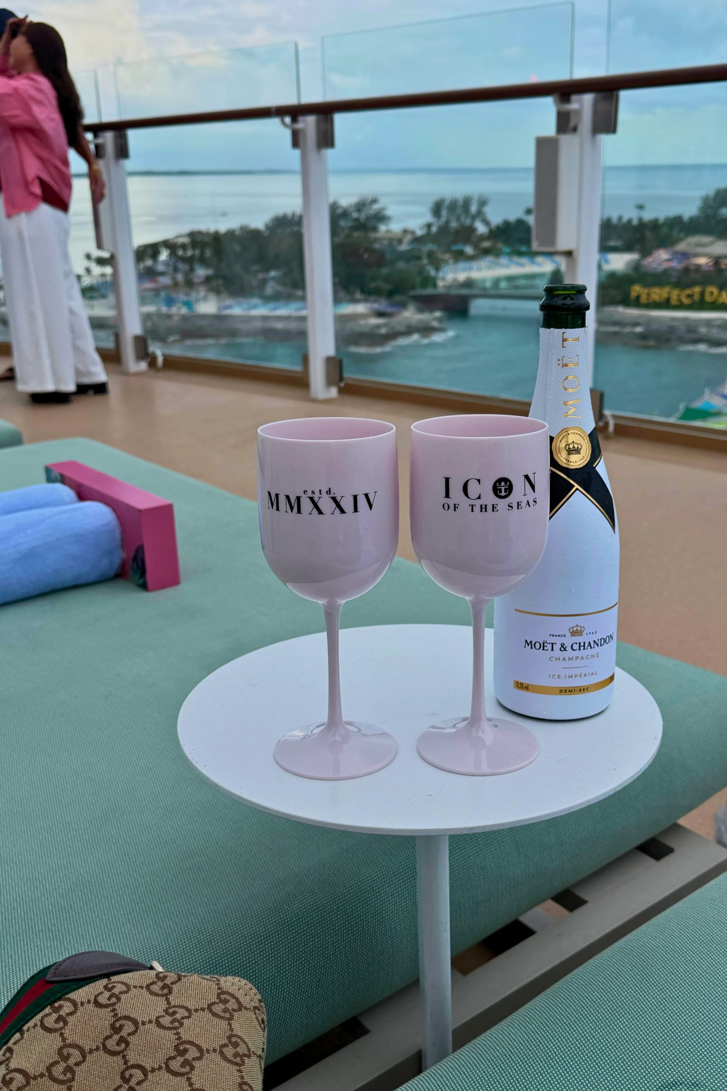 gucci-giglio-large-tote-moet-chandon-champagne.jpg
