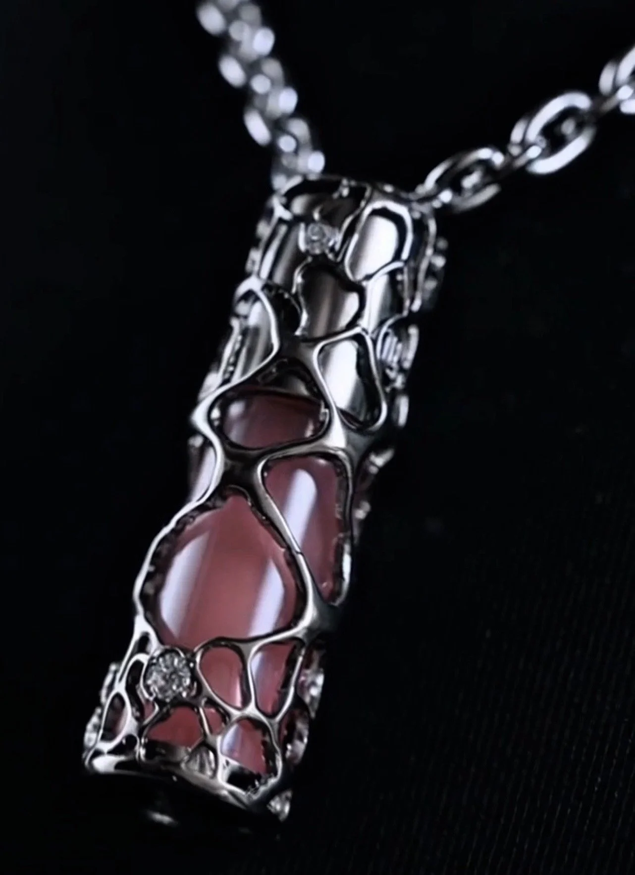LIPGLOSS ON CHAIN.jpg