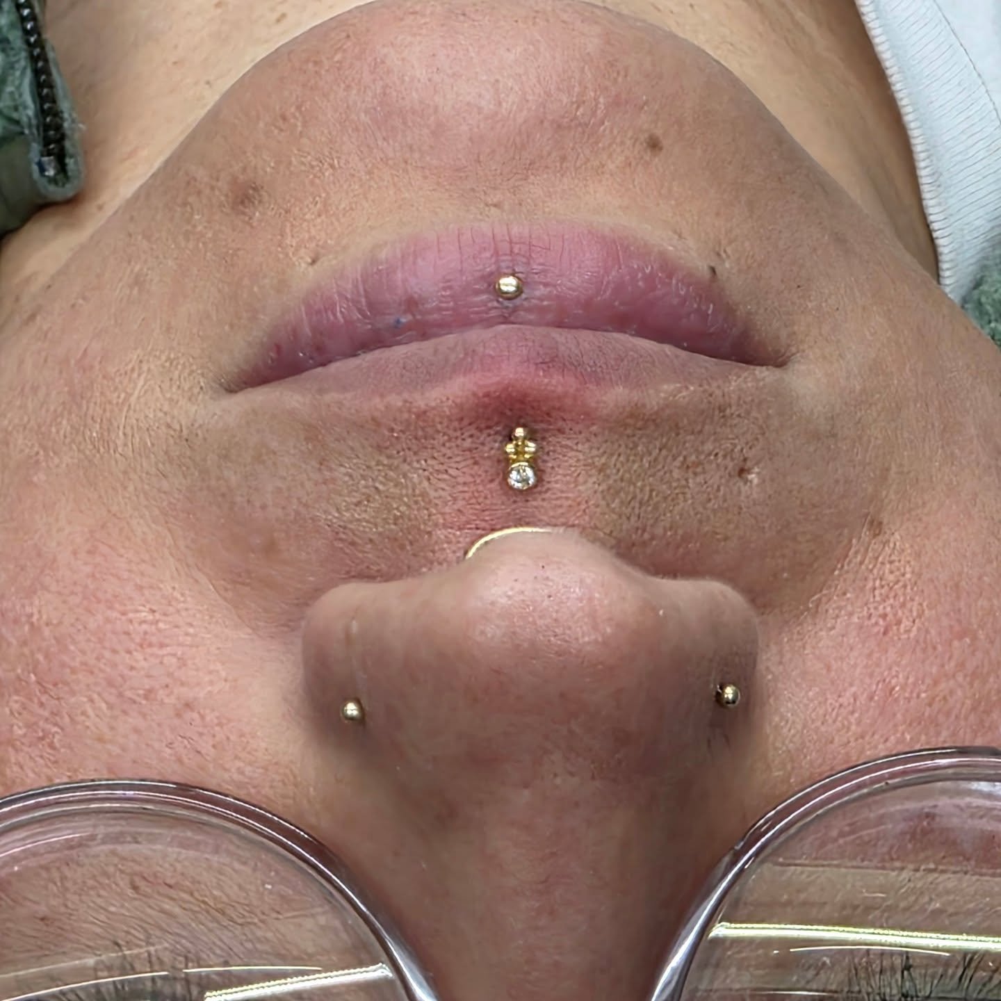 Here's a fabulous philtrum piercing I did not to long ago. Rocking a yellow gold tri-bead Cz threadless top from @junipurrjewelry 

You can find me at my studio most days. If you're wanting something georgous come find me.

#longmontcolorado #bodypie