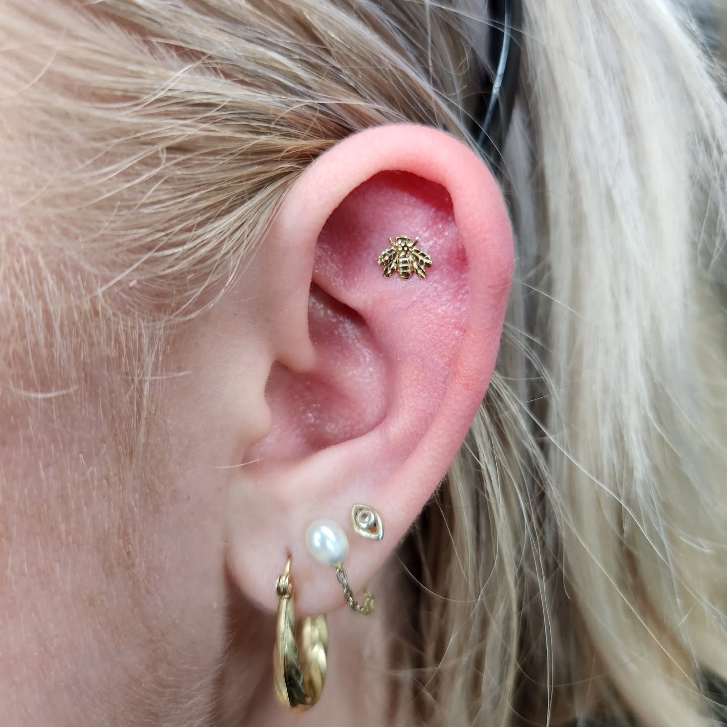 These 14k gold bumble bees from @junipurrjewelry are popular. Come get you some!

#bodypiercing #artifexlongmont #goldjewelry #gold #bodypiercer
