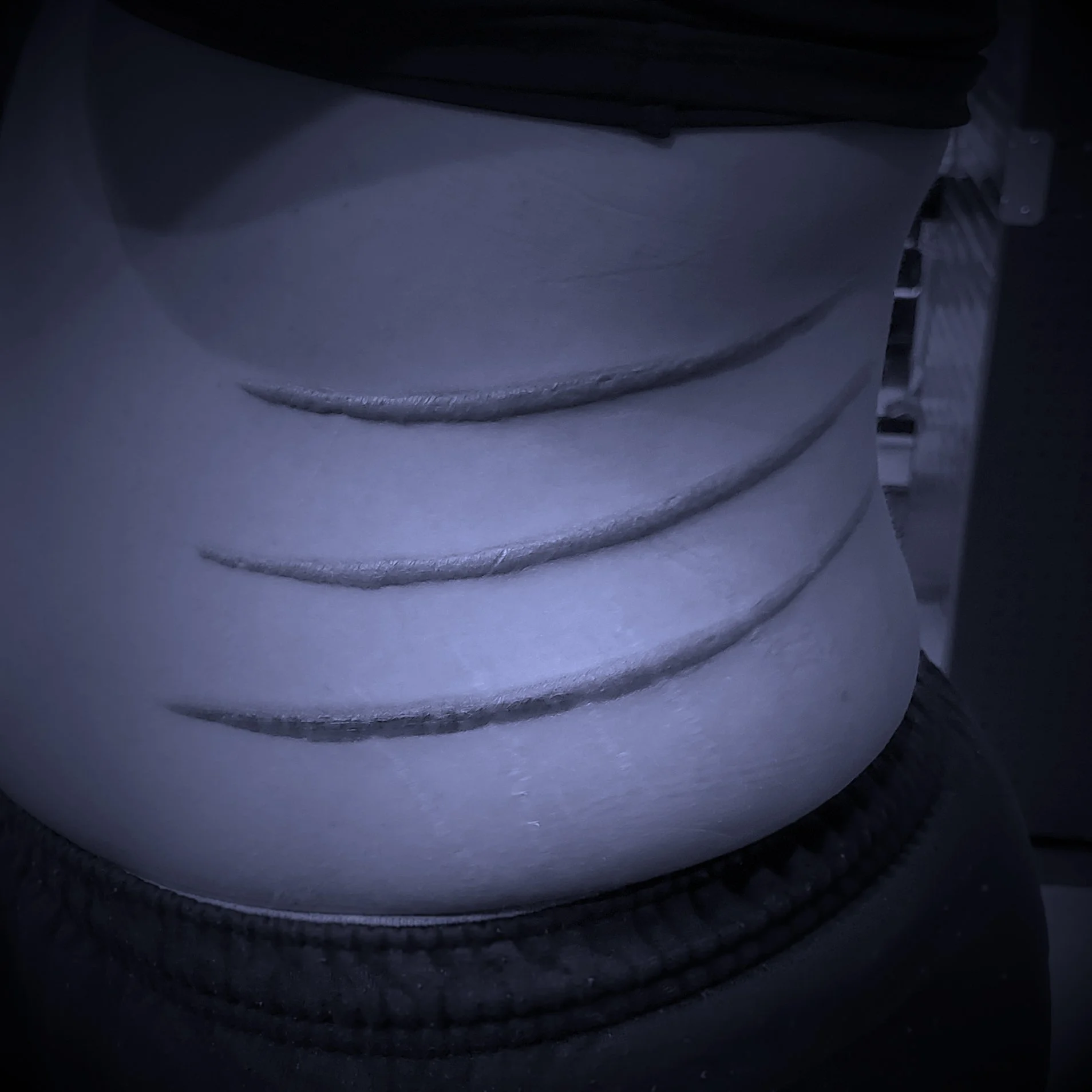 Scarification piece on a person's waist performed by Zuni.
