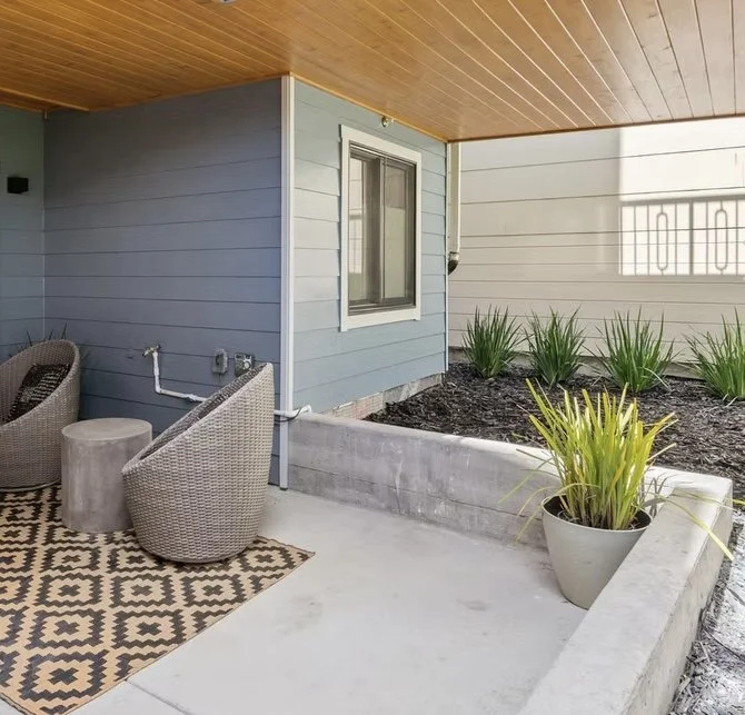 Modern backyard styling with architectural accent plants and organic mulch. This design focuses on weed suppression and moisture retention, ensuring a lush, high-end look with minimal upkeep.