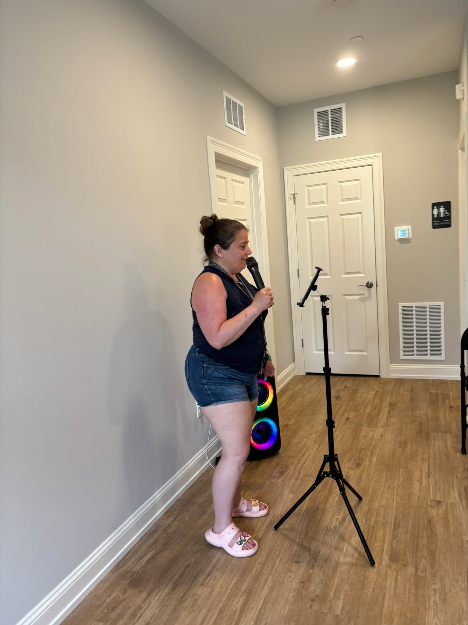 Can you say Karaoke! Favarh residents at Trailside apartments in Farmington had a blast at their pizza party showing off their vocal abilities and just having some plain old fun together. Great times with new friends. 😃

#favarhrecreation #makingmem
