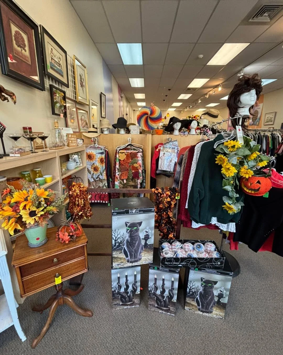 It's beginning to look a lot like Fall at the Favarh Thrift Shop. Come in and pick out a pumpkin, scary cat or a pretty table runner!  250 Albany Tpke, Canton
#favarhthriftshop