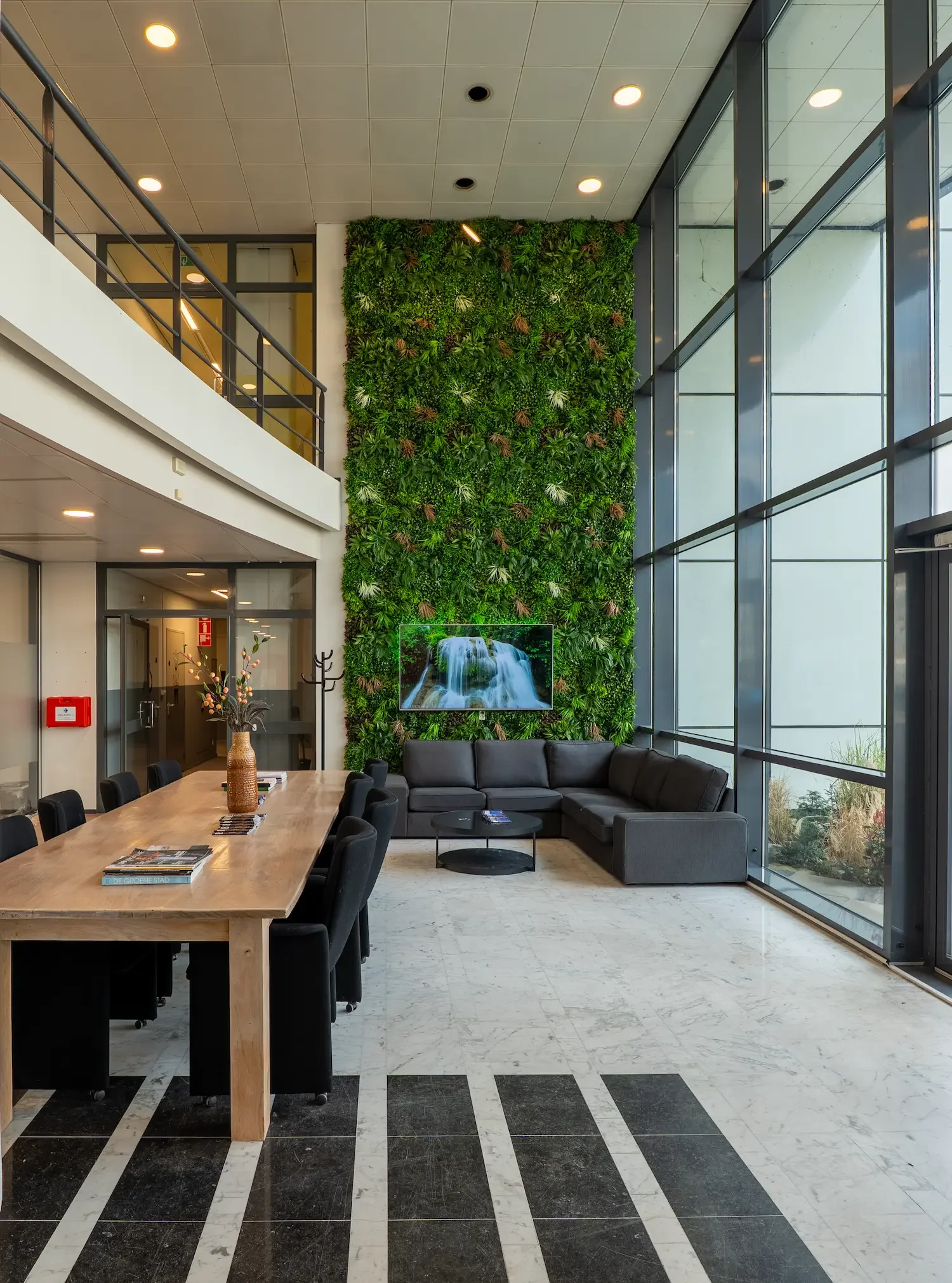 Lounge met zitruimte en koffie