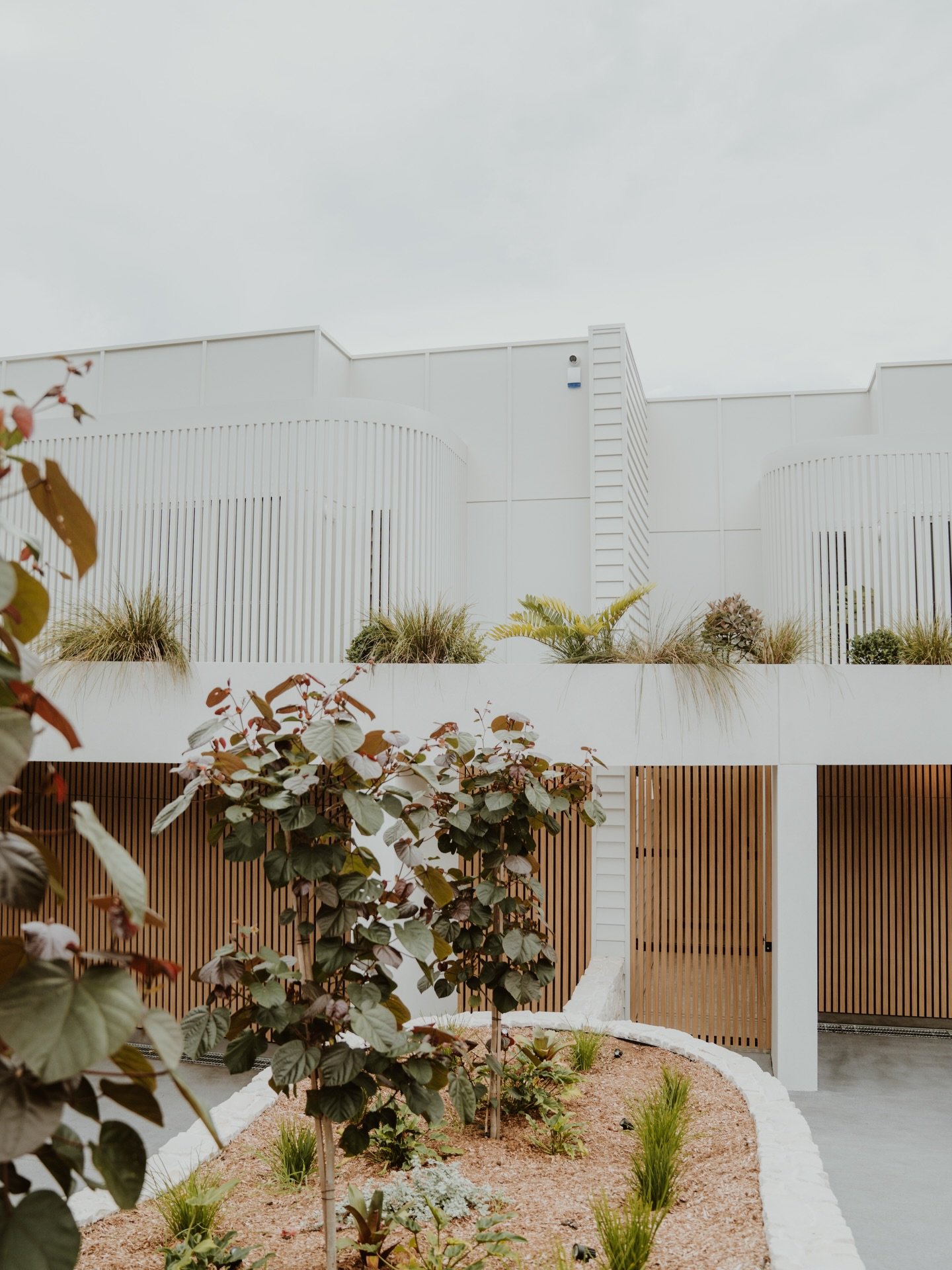 &lsquo;Whiting Avenue&rsquo; duplex facade.
Designed to suit its coastal setting while maintaining privacy throughout. Featuring @knotwoodaustralia aluminium battens in Silver Wattle to garage and gates, custom screens by @uniquefabgroup, and @jamesh