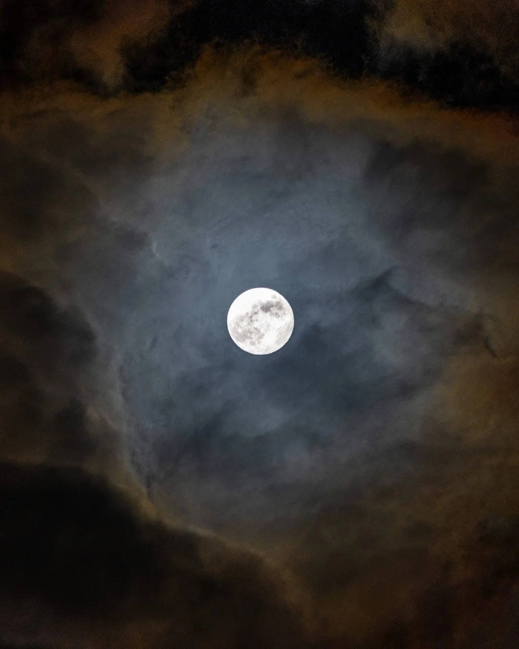The moon looked pretty amazing tonight. Looks like it's sitting in a nebula!

#space #moon #moonphotography #sky #nightsky #clouds #nikonphotography #nebula
