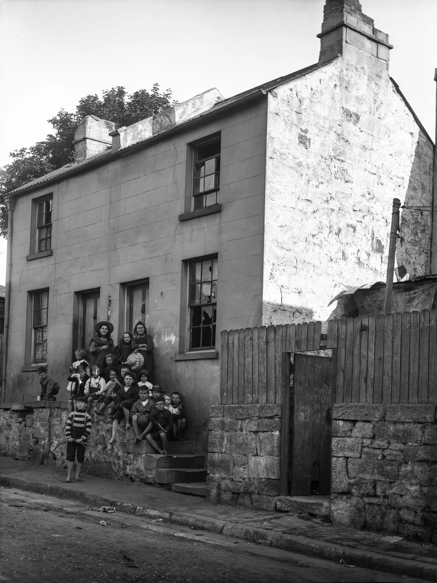 Children on steps of terrace house in Cambridge Street The Rocks, 1901
