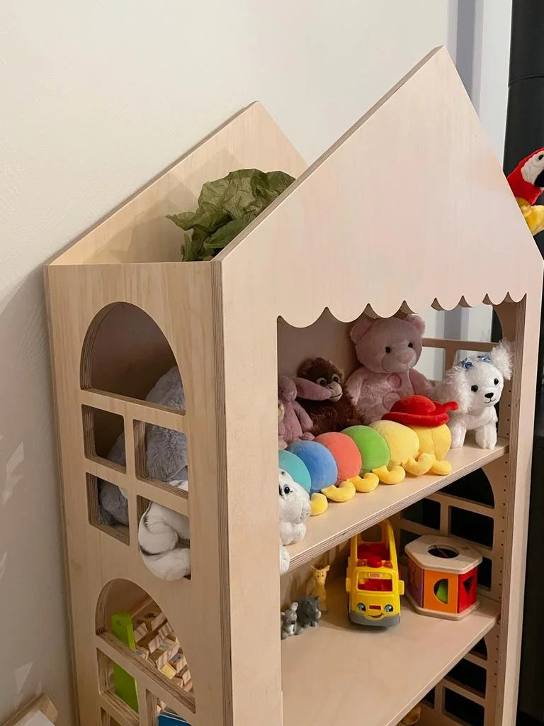 FrFreestanding dollhouse display shelf made from raw birch plywood with window cut-outs and scalloped trim. Features 3 shelves and pitched roof design. Ideal for events, kids’ rooms, or markets.eestanding dollhouse display shelf made from raw birch p