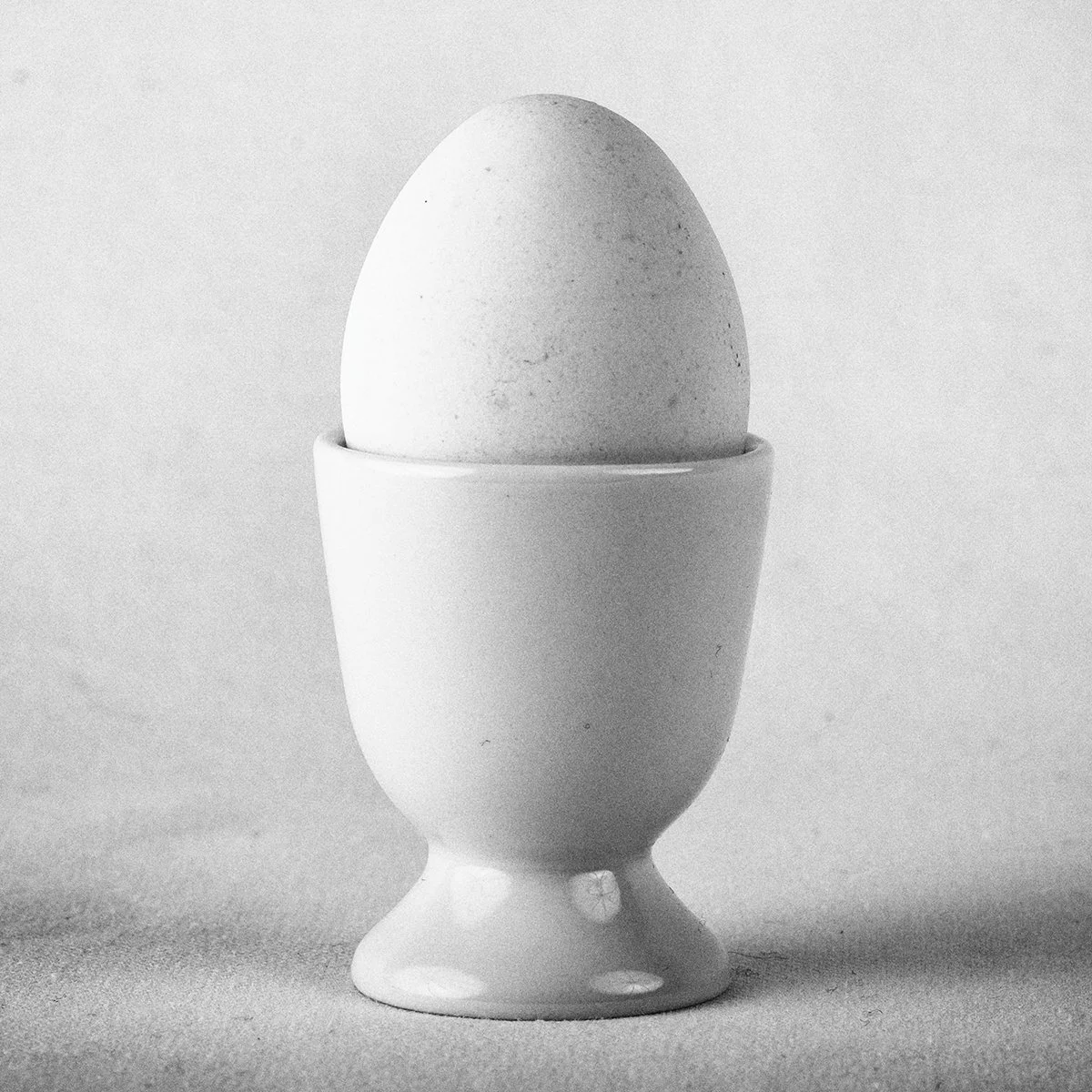 Ein Ei in einem Eierbecher