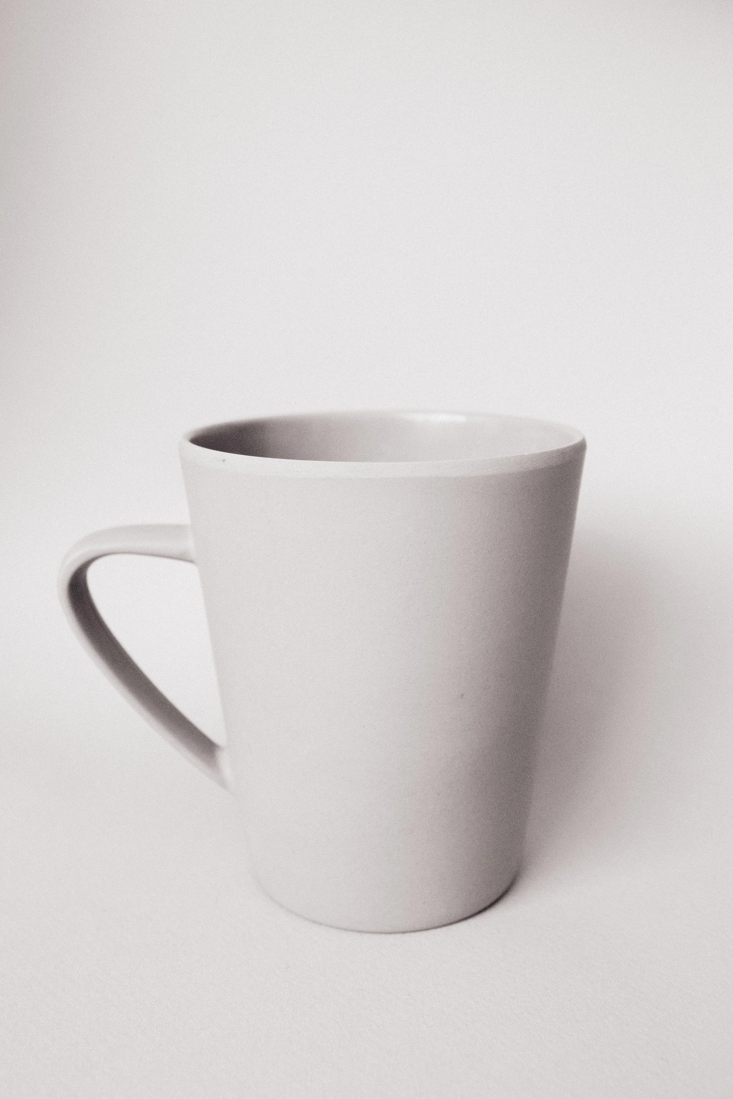 Weiße Kaffeetasse auf weißem Hintergrund