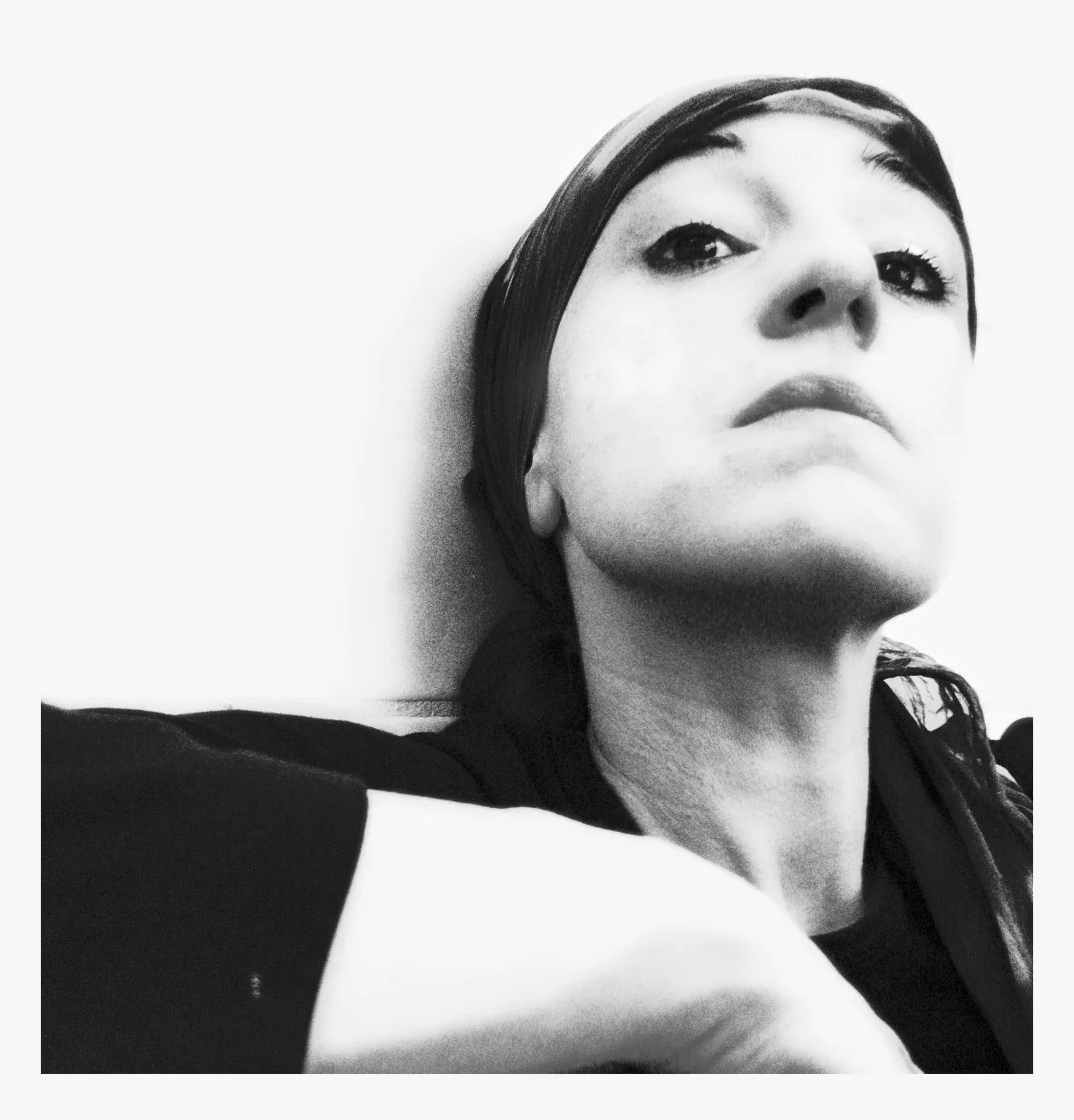 Bild von einer Person, die von oben herab in die Kamera sieht. 