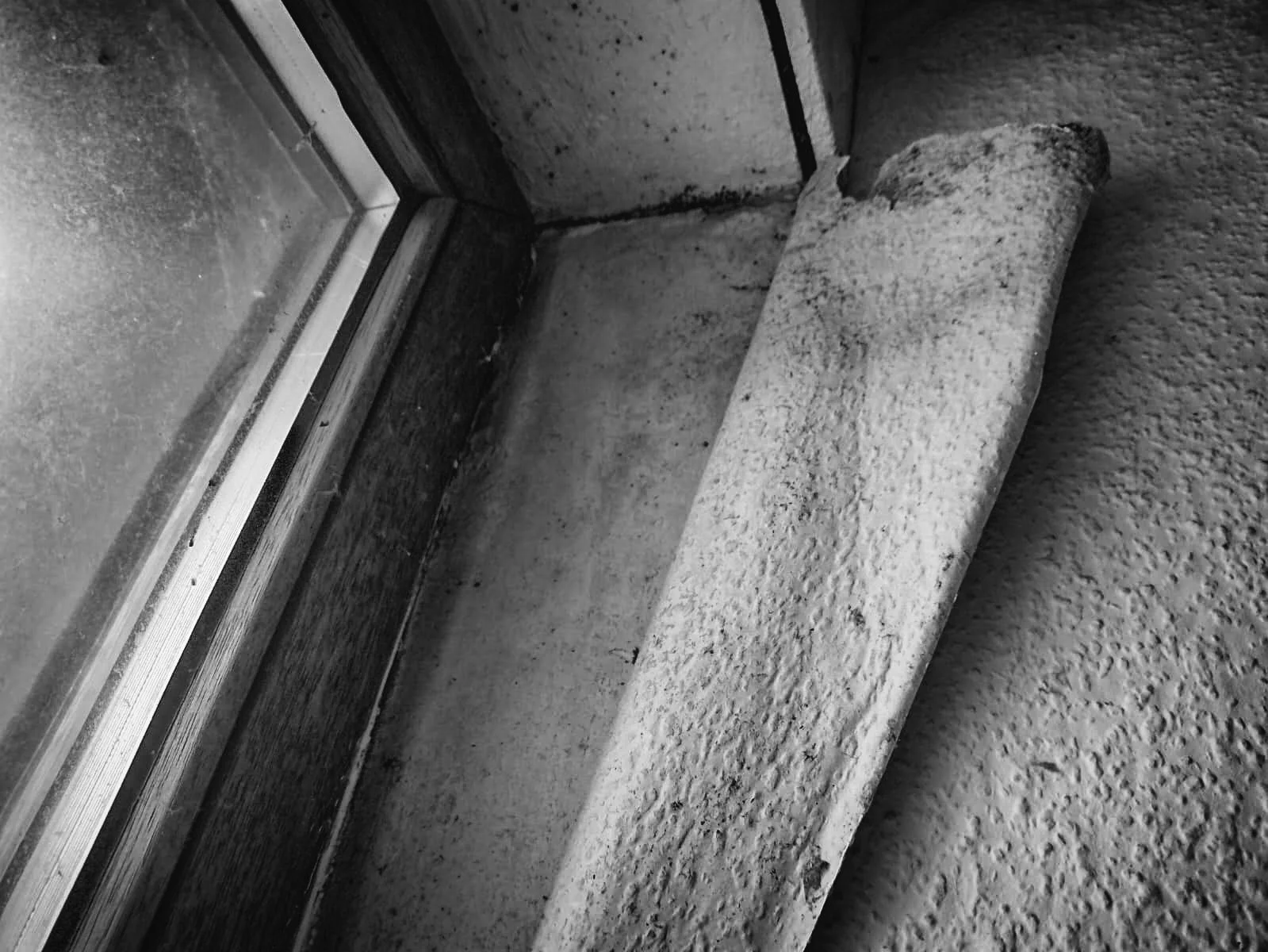 Ein Fenster mit einem Kalkablagerungssims an der Fensterbank in einem Gebäude