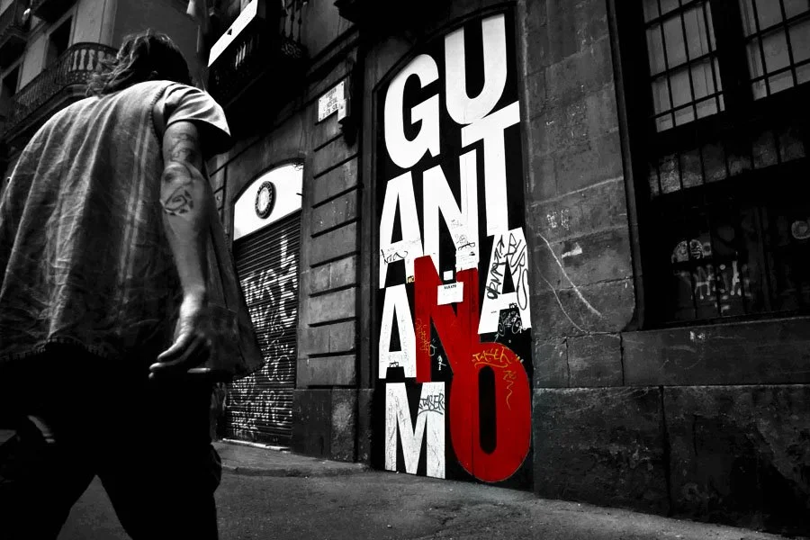 Graffiti an einer urbanen Wand, die das Wort GUNTAM in Großbuchstaben zeigt, mit einem prominenten roten Buchstaben »U« in der Mitte.