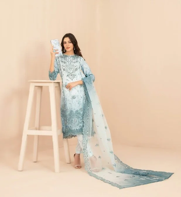 Naqsh Catalogue-White Elegant Outfit