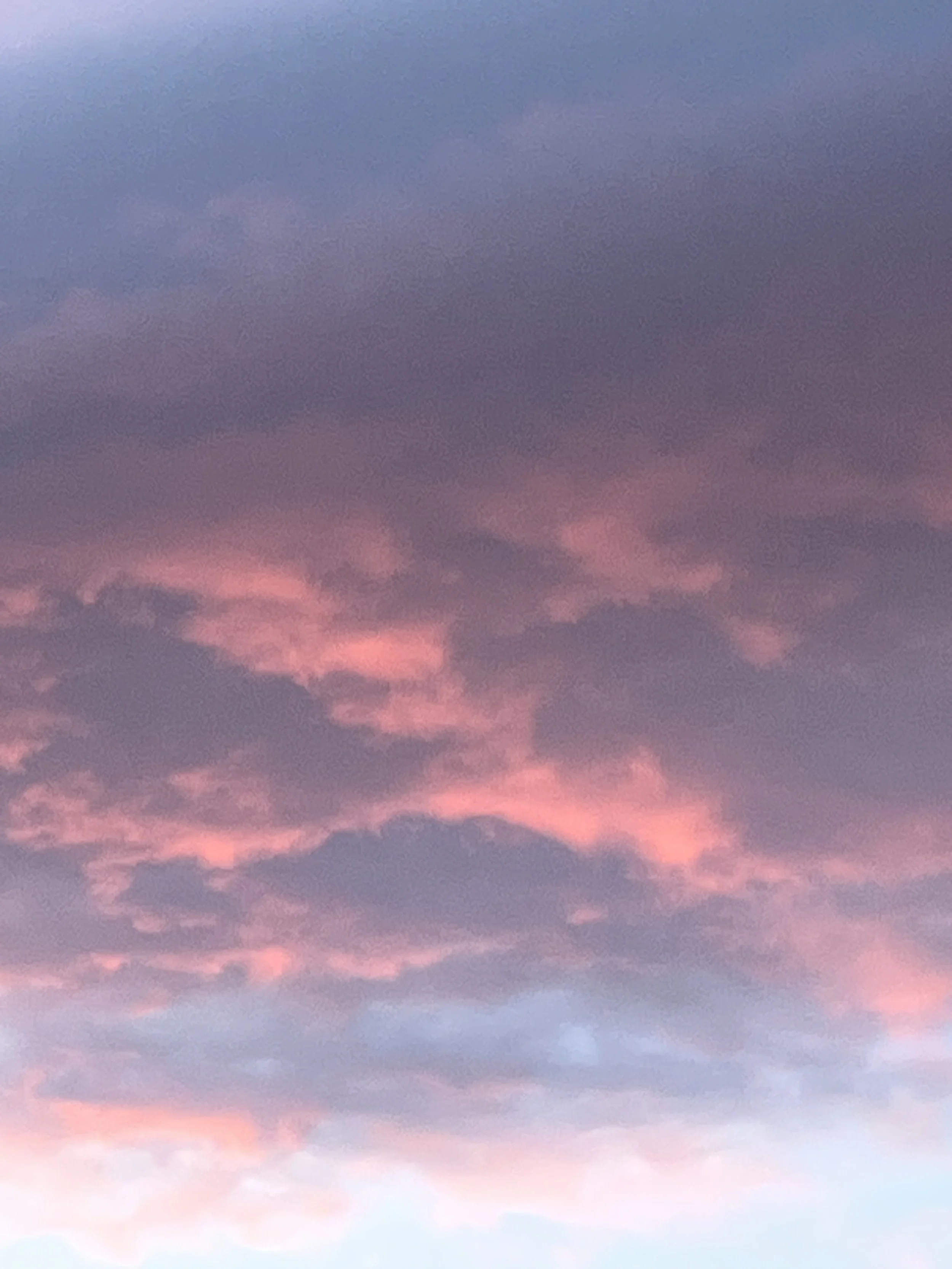 Der Himmel ist teilweise mit pinkfarbenen und blauen Wolken bedeckt, typisch für einen Sonnenuntergang oder Sonnenaufgang.