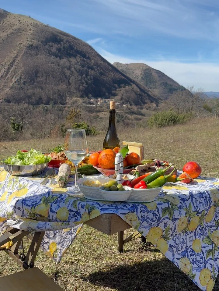 The Perfect Picknick ☀️
On the warmest day of &lsquo;26 so far we had the perfect afternoon. Just a 15 min walk from La Fonte Eterna. 
The view on top of the hill is so amazing, the Adriatic sea and snow on top of the hills all in one glance 🌏
Then 