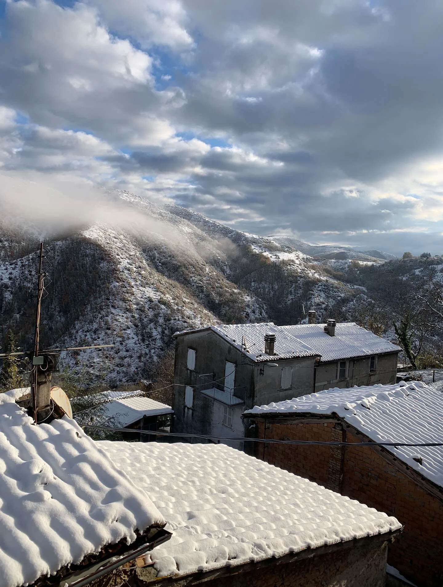 From sunny terraces to thick layers of snow in 1 day,
And the realtor said it didn&rsquo;t snow for the last 12 years😂
From winetastings, goat cheese farmers and visits of friends and family and working on our beloved La Fonte Eterna ofcourse - good