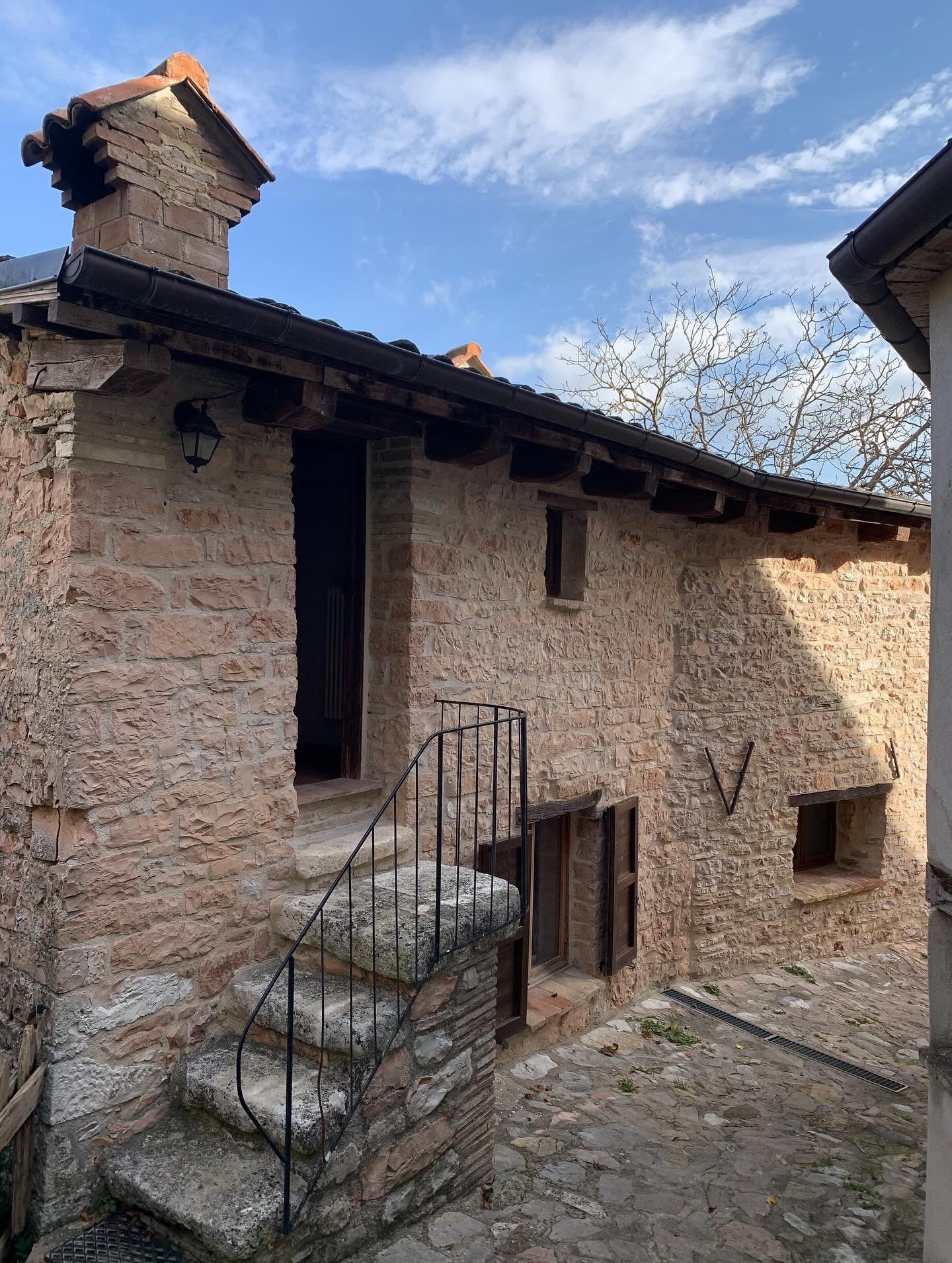 CASA DONNA🧚🏻&zwj;♀️

Wandering through our little street, you&rsquo;ll find Casa Donna. The story goes that this used to be the summer residence of an Italian prince.
As you enter, you step into the fully equipped kitchen, where you can enjoy your 