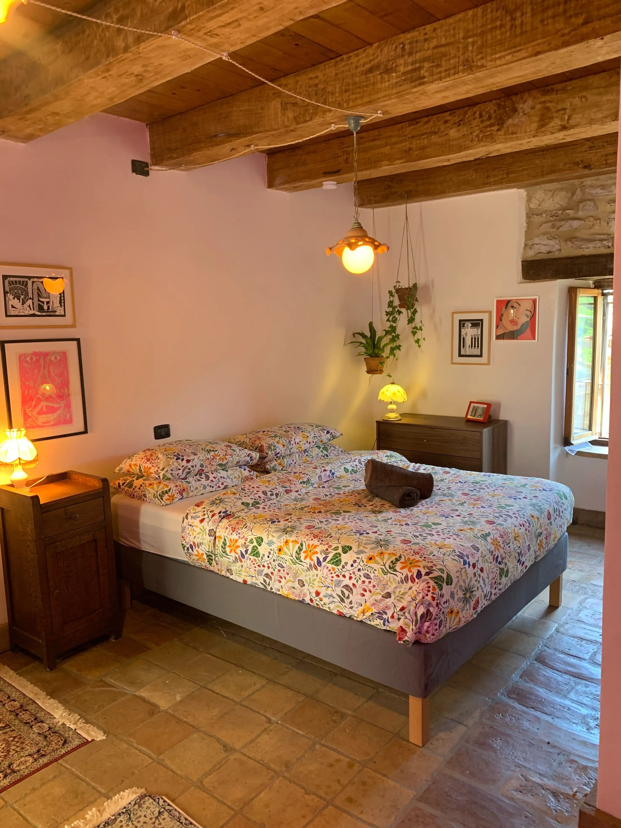 A day at La Fonte Eterna 💅

🛌 wake up in on of our cute casa&rsquo;s
🌞 and enjoy the sunset
🍳 have breakfast in the morning sun
🥱 and after a nice, slow morning
💦 go out to a gorgo nearby
🏖️ or one of the beaches in Fano or Pesaro
🌊 @borgofre