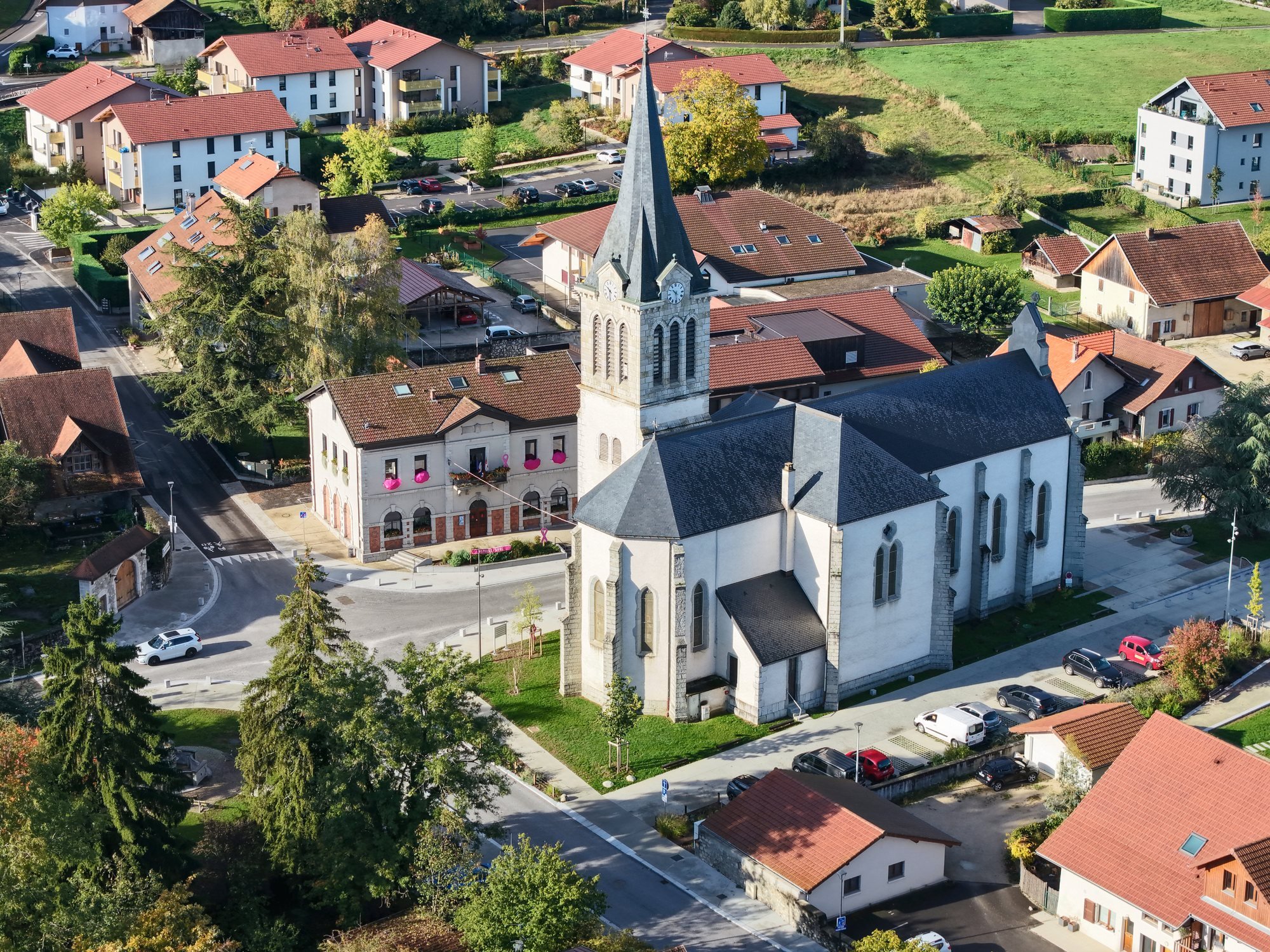 Amancy (74) – l'église et la mairie, vue aérienne oblique par drone, octobre 2026