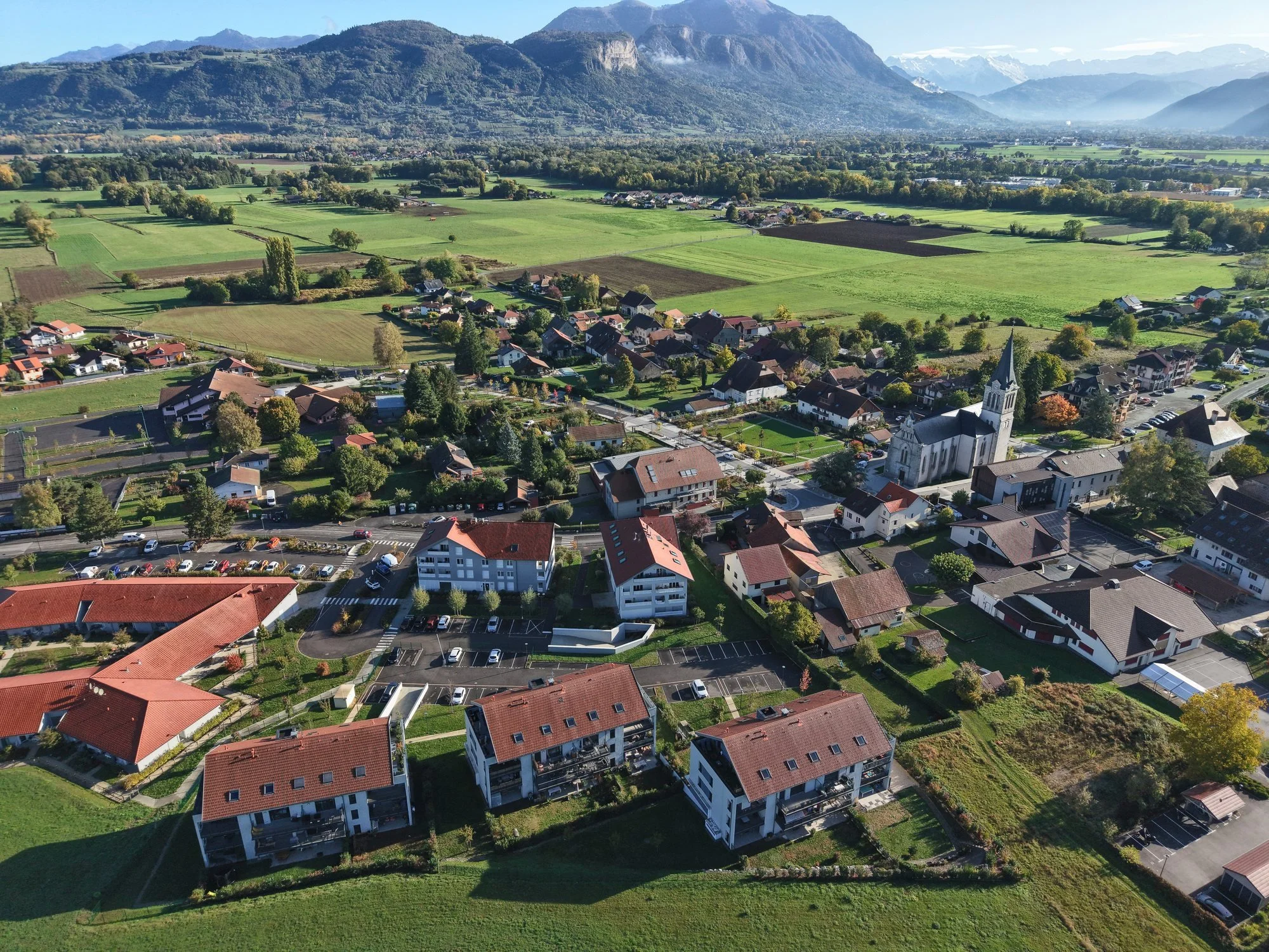 Amancy (74) – le bourg et les montagnes, vue aérienne par drone, octobre 2026