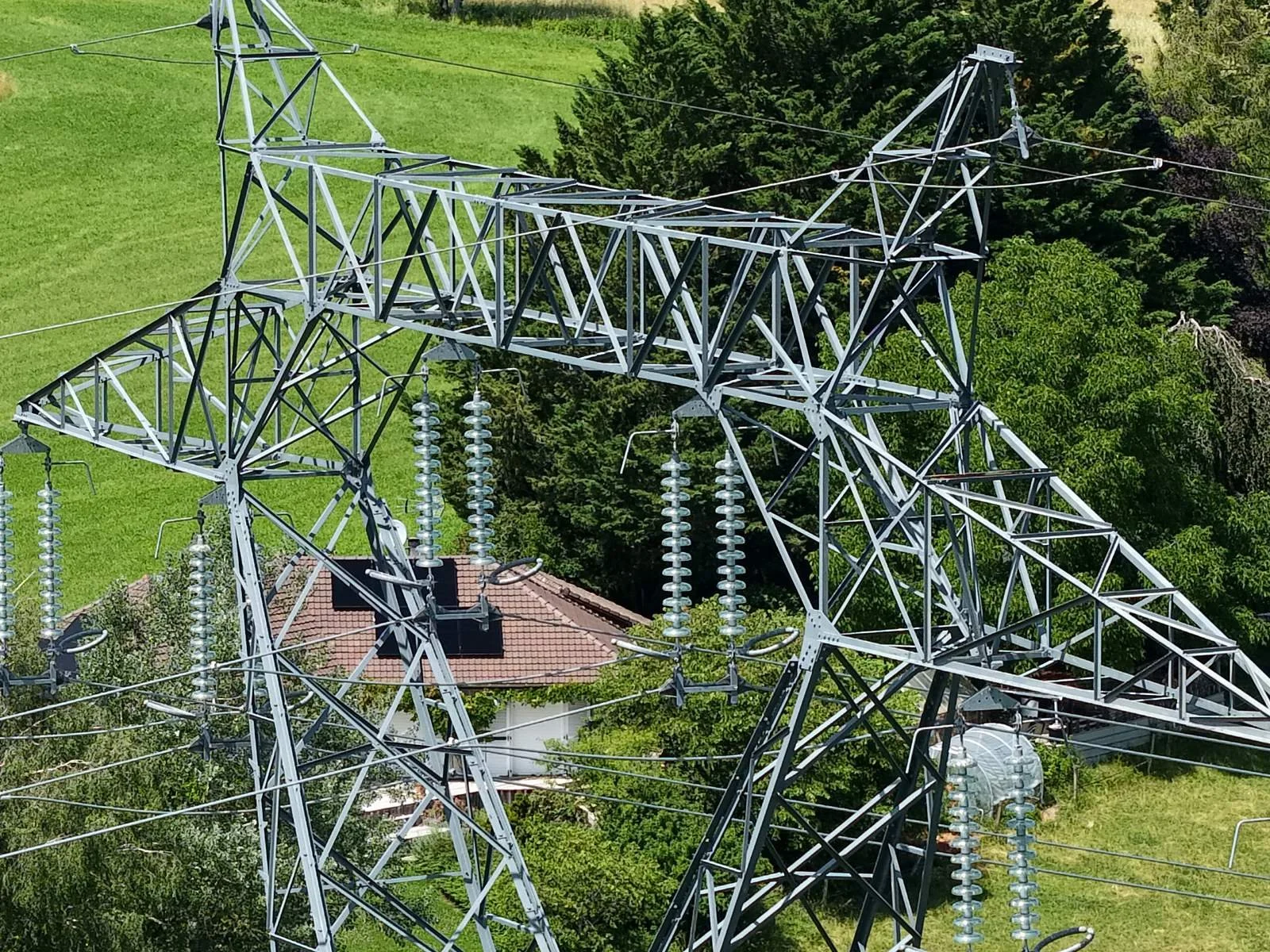 Une tour électrique en métal inspectée par drones à viuz-en-sallaz