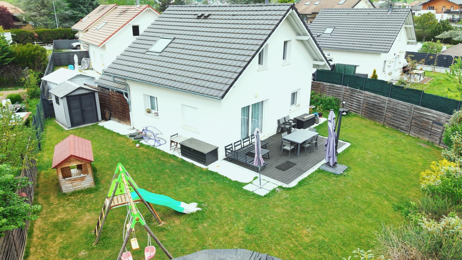 Vue par drone de coté de la maison  a viuz-en-sallaz, avec une terrasse en bois